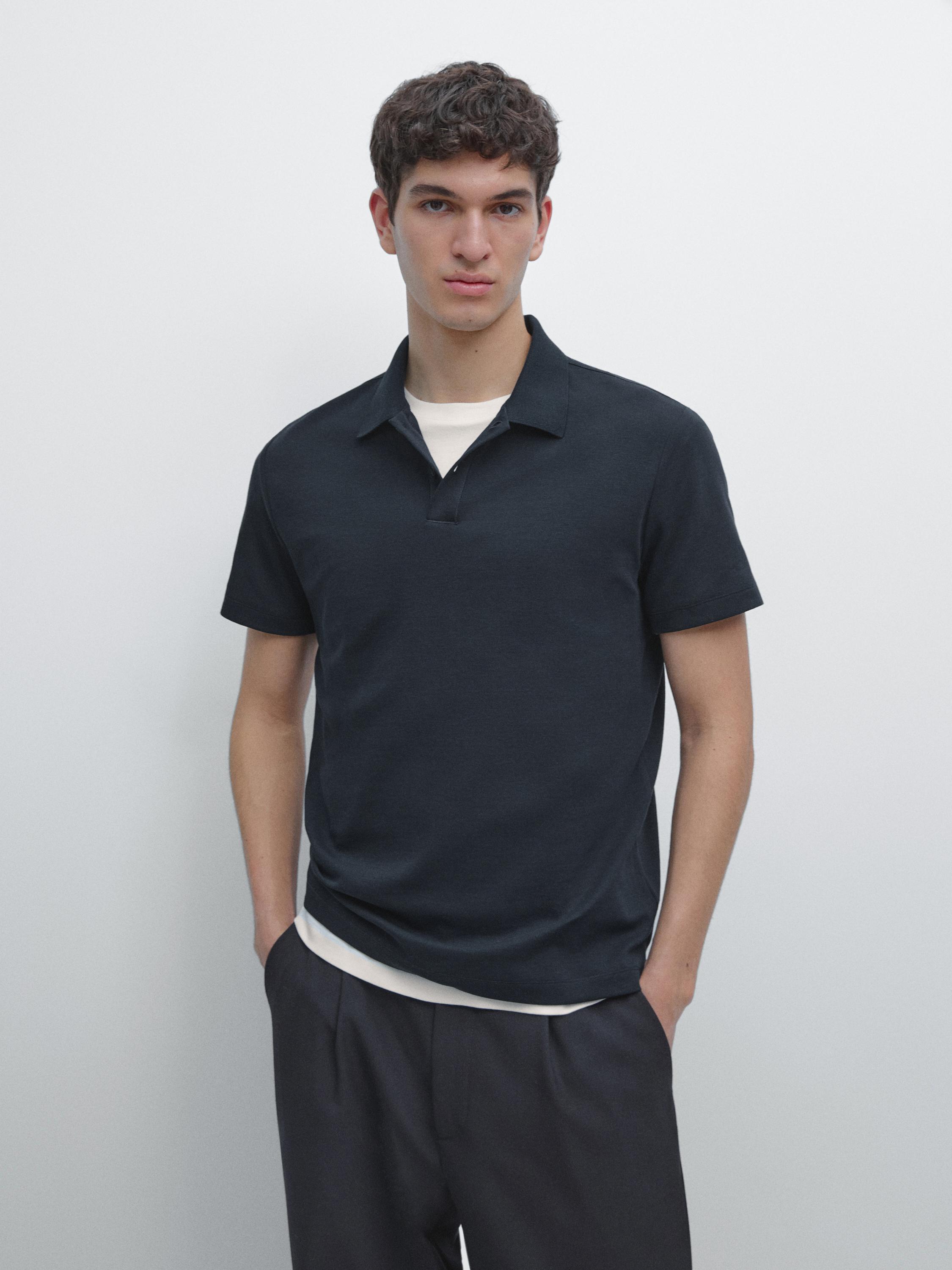 Ensemble de polo bleu marine à manches courtes et pantalon gris foncé.