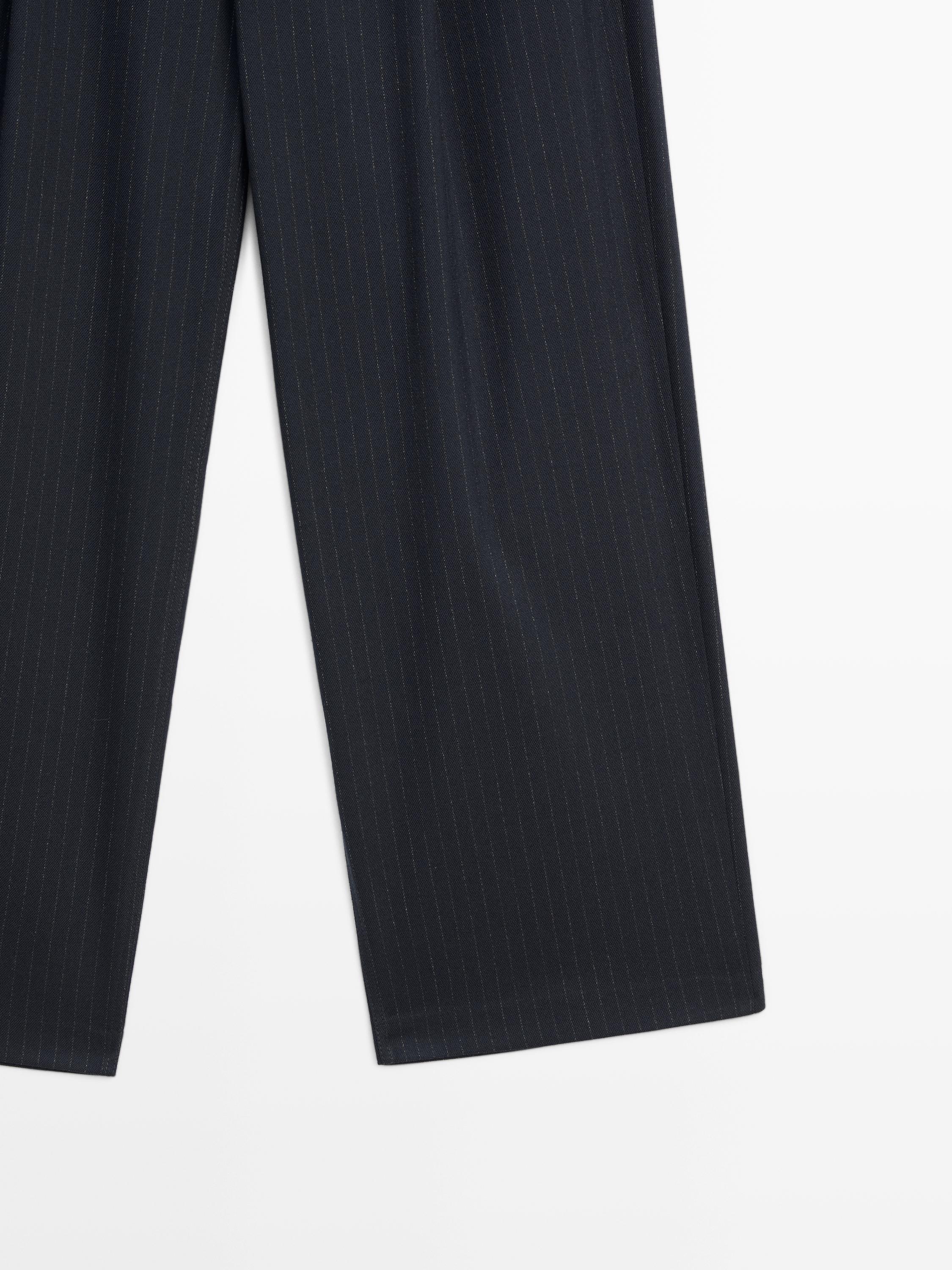 Džíny s mid waist a širokými nohavicemi s tenkými proužky