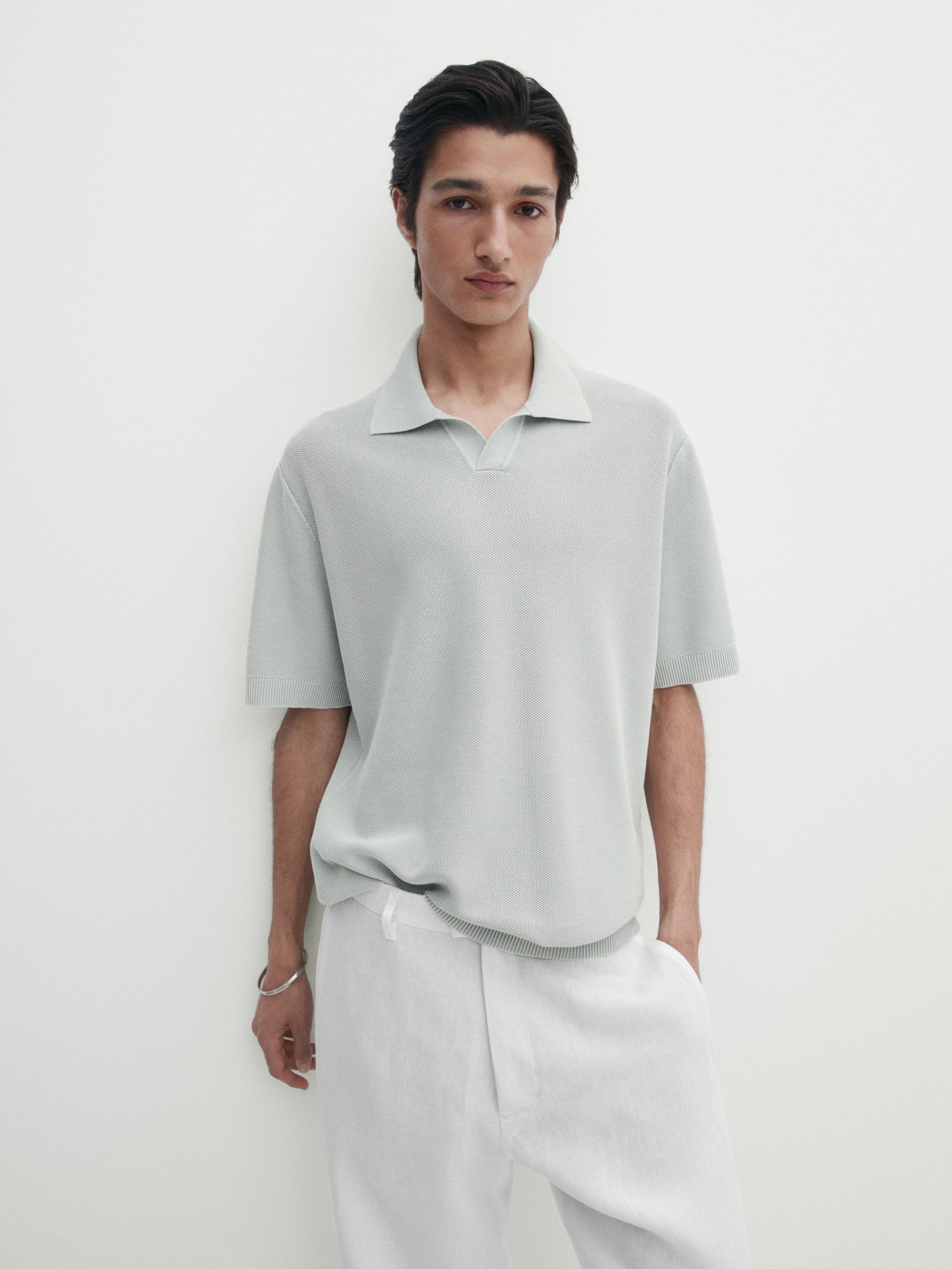 Ensemble composé d'un polo gris clair et d'un pantalon blanc.