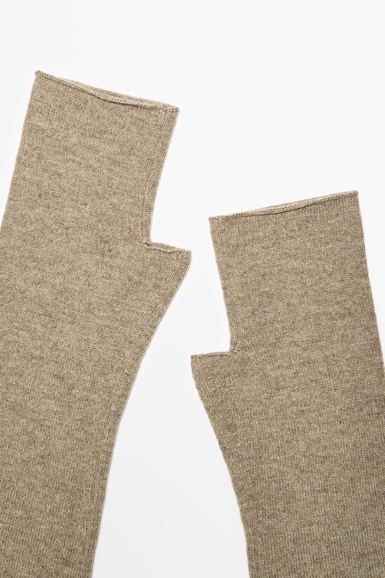 Wool and cashmere knit mittens — Washed