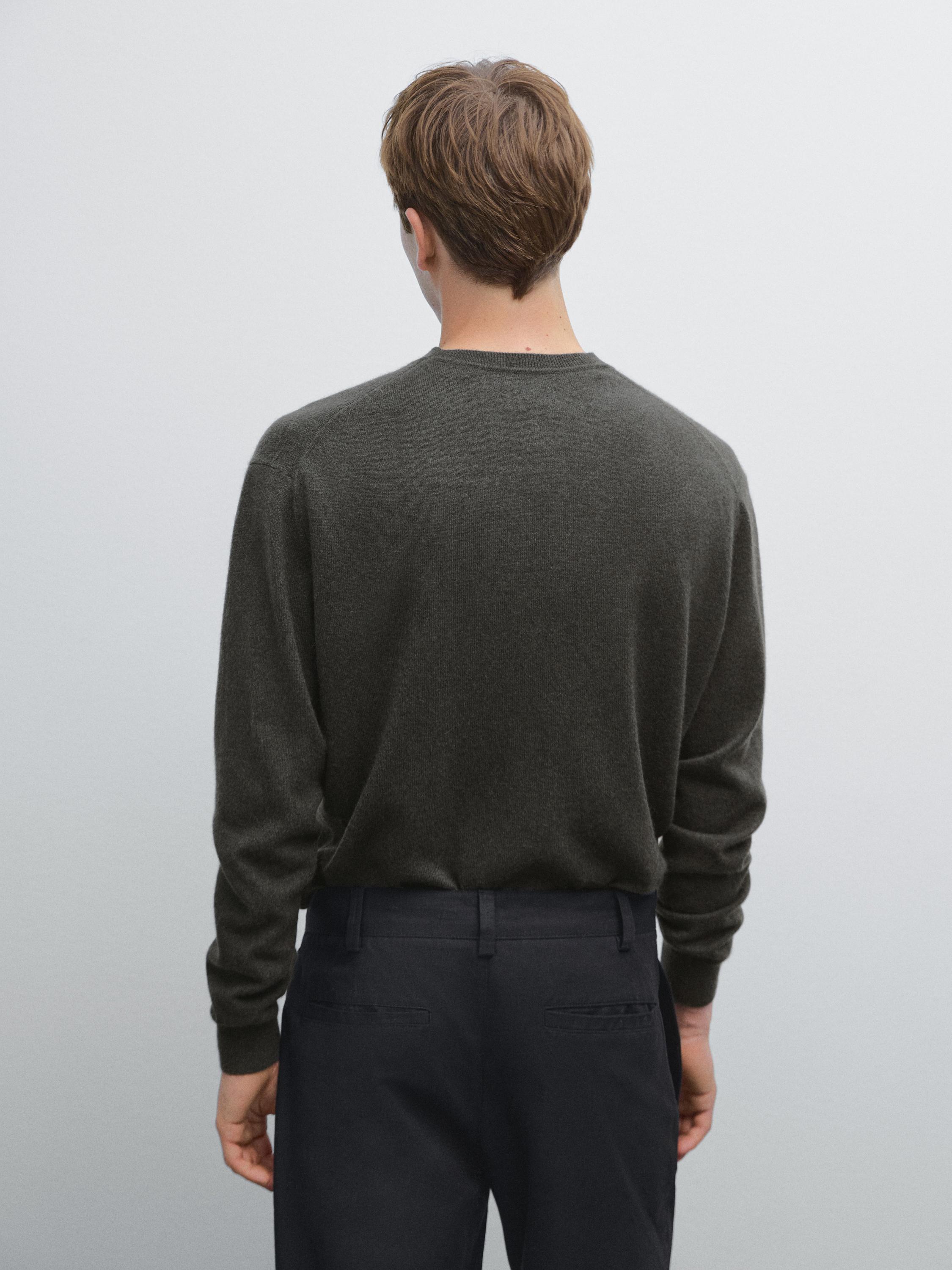 Cashmere knit sweater with a crew neck