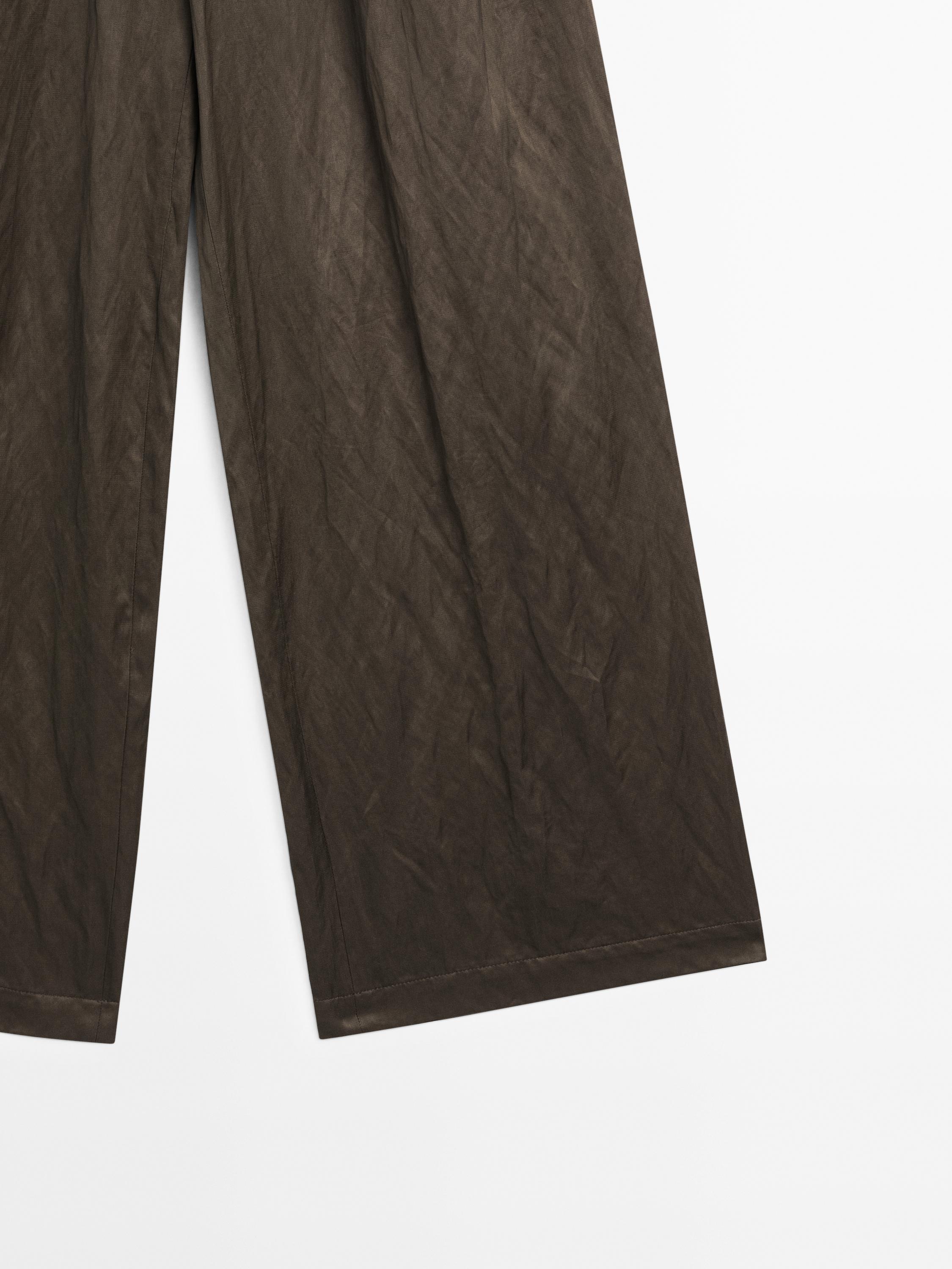 Pantalón ancho satinado efecto arrugado