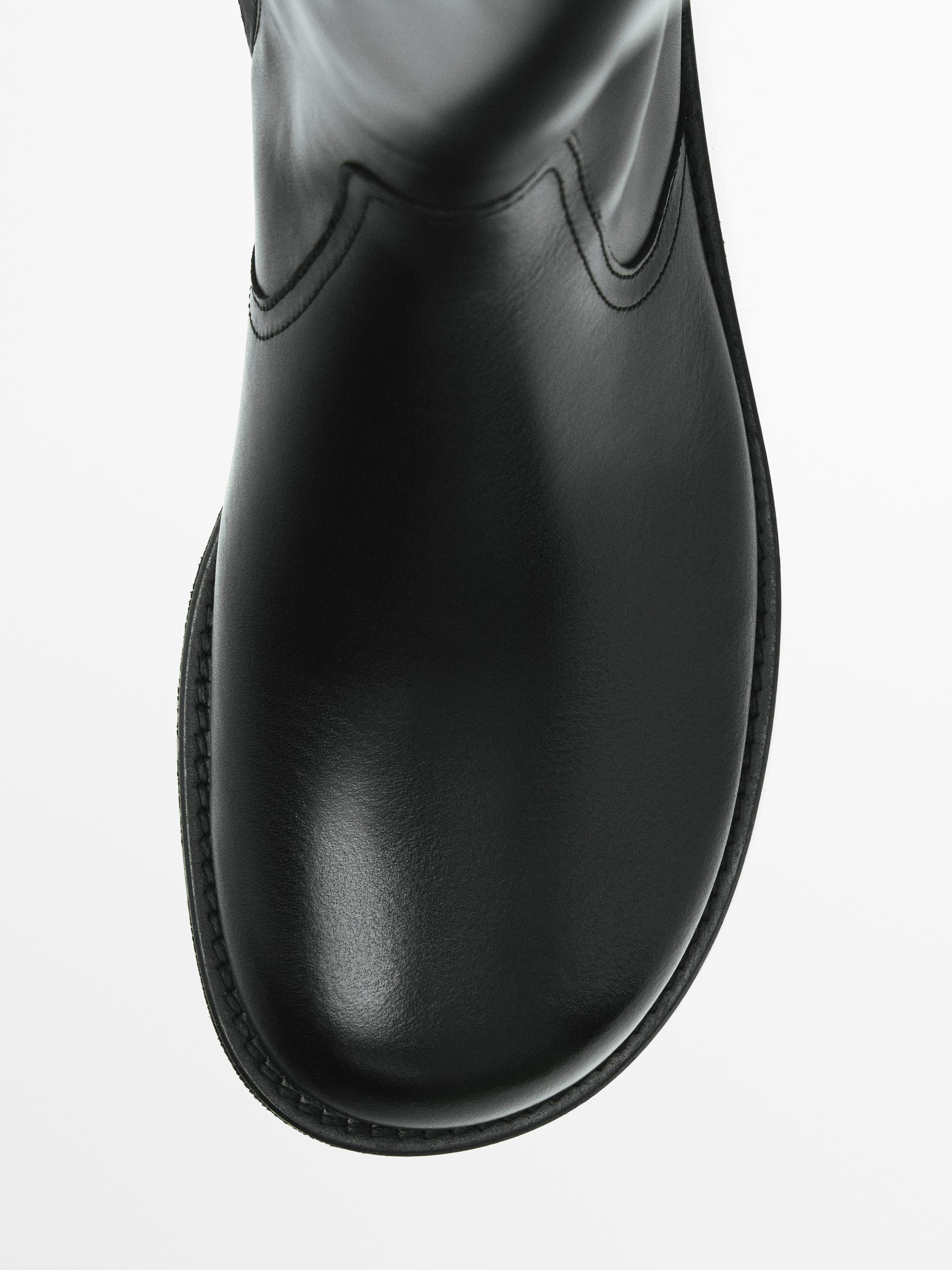 Flache Stiefel mit runder Zehenpartie