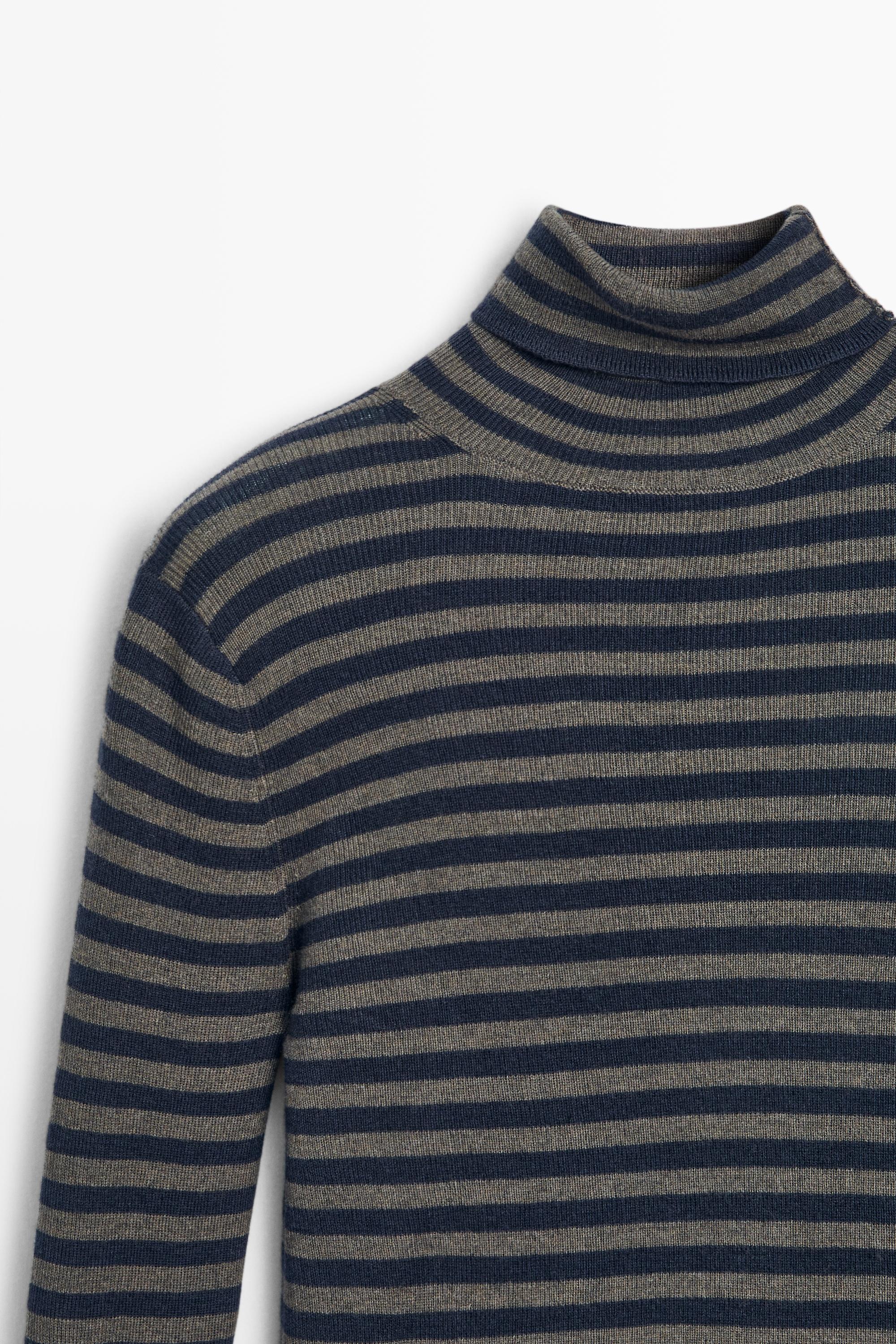 Striped turtleneck knit sweater — NAVY BLUE