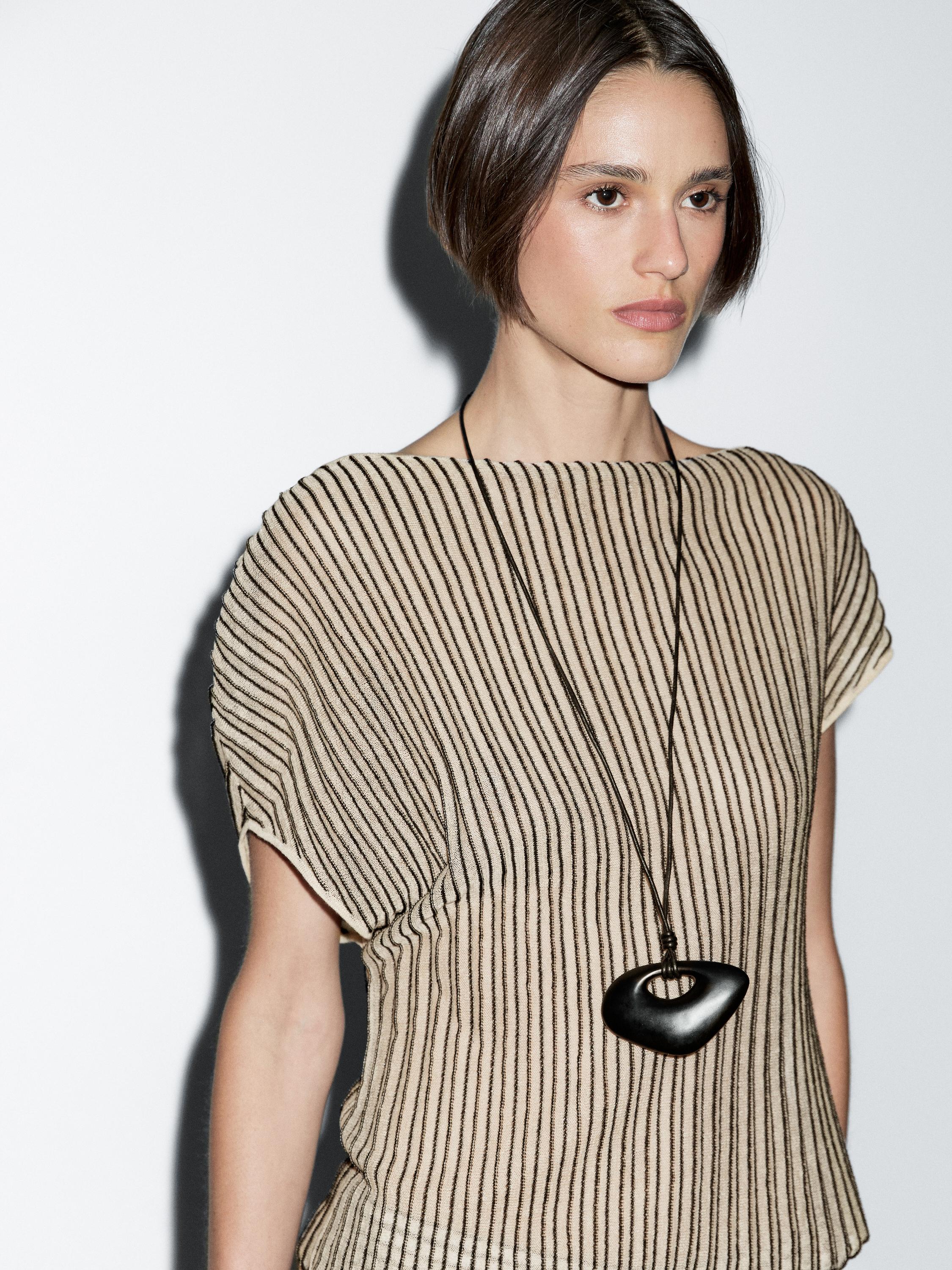 Loose-fitting pleated top with flecked detail
