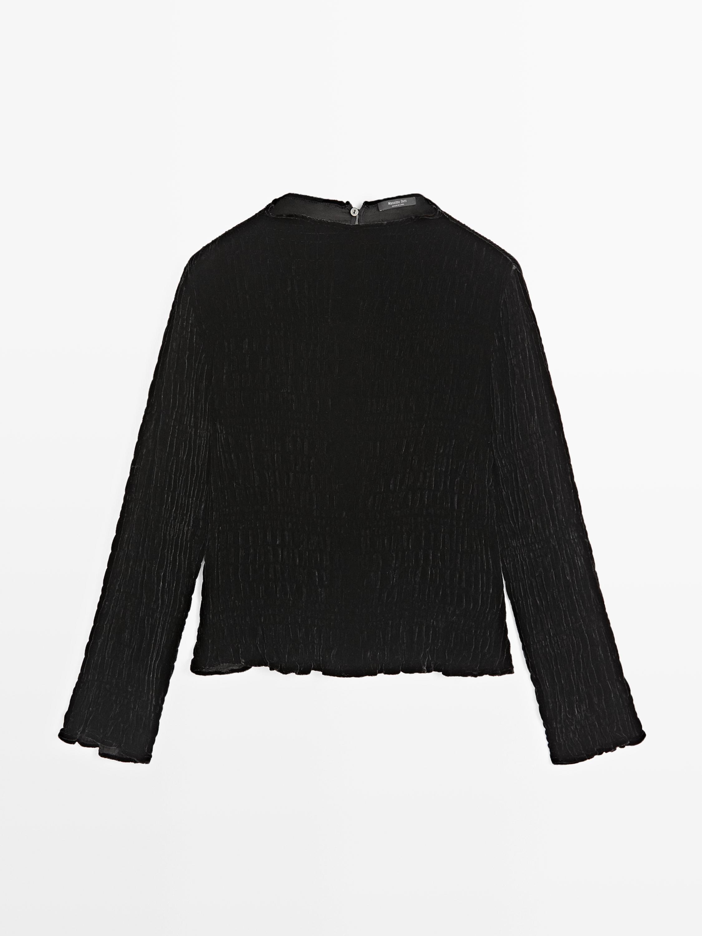 توب مخملي بكشكش وأكمام طويلة