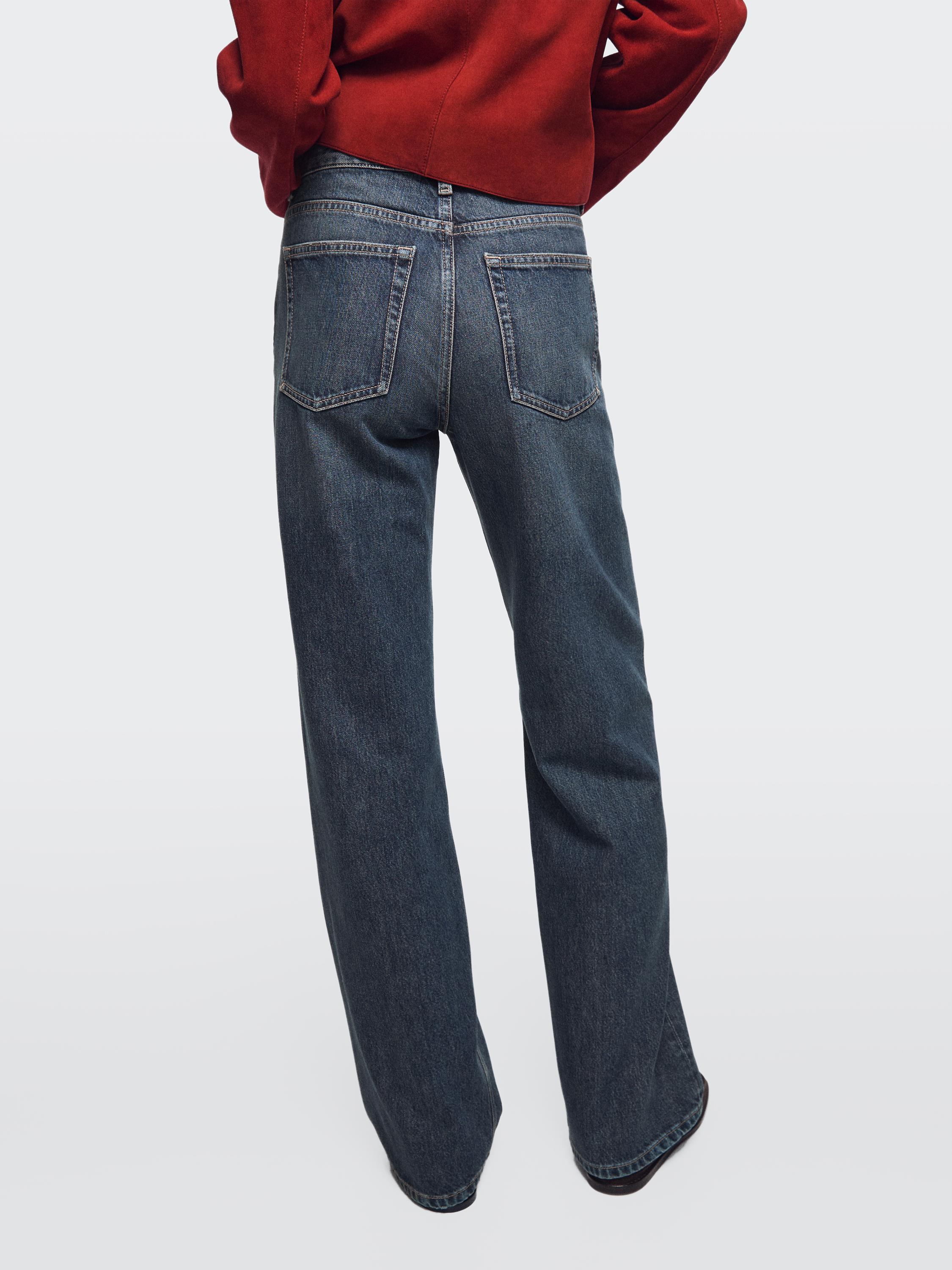 Conxunto de jeans azul medio wide leg con tiro medio e petos traseiros.