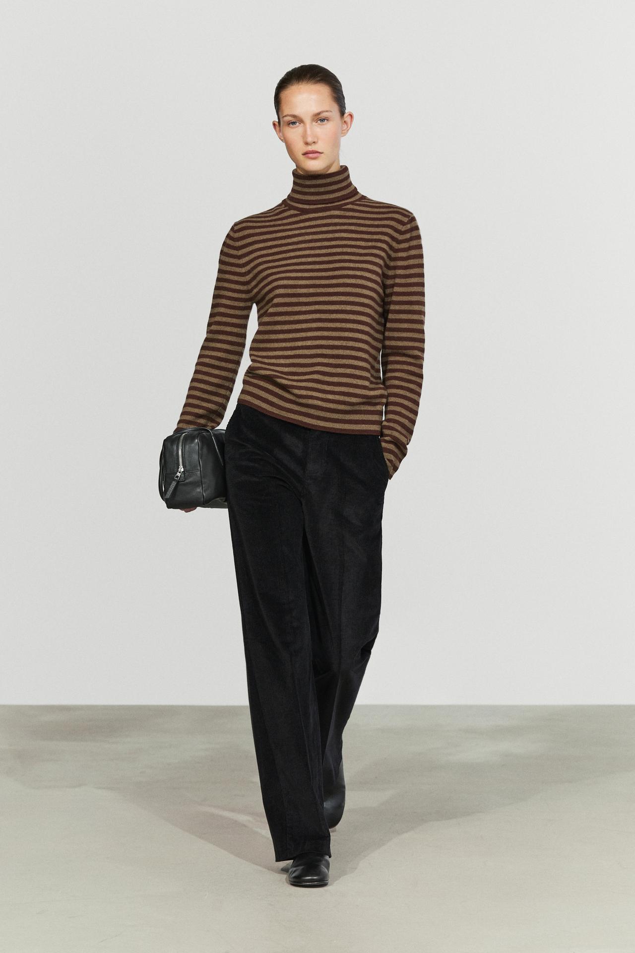 Wool-cashmere blend knit turtleneck sweater — BURGUNDY