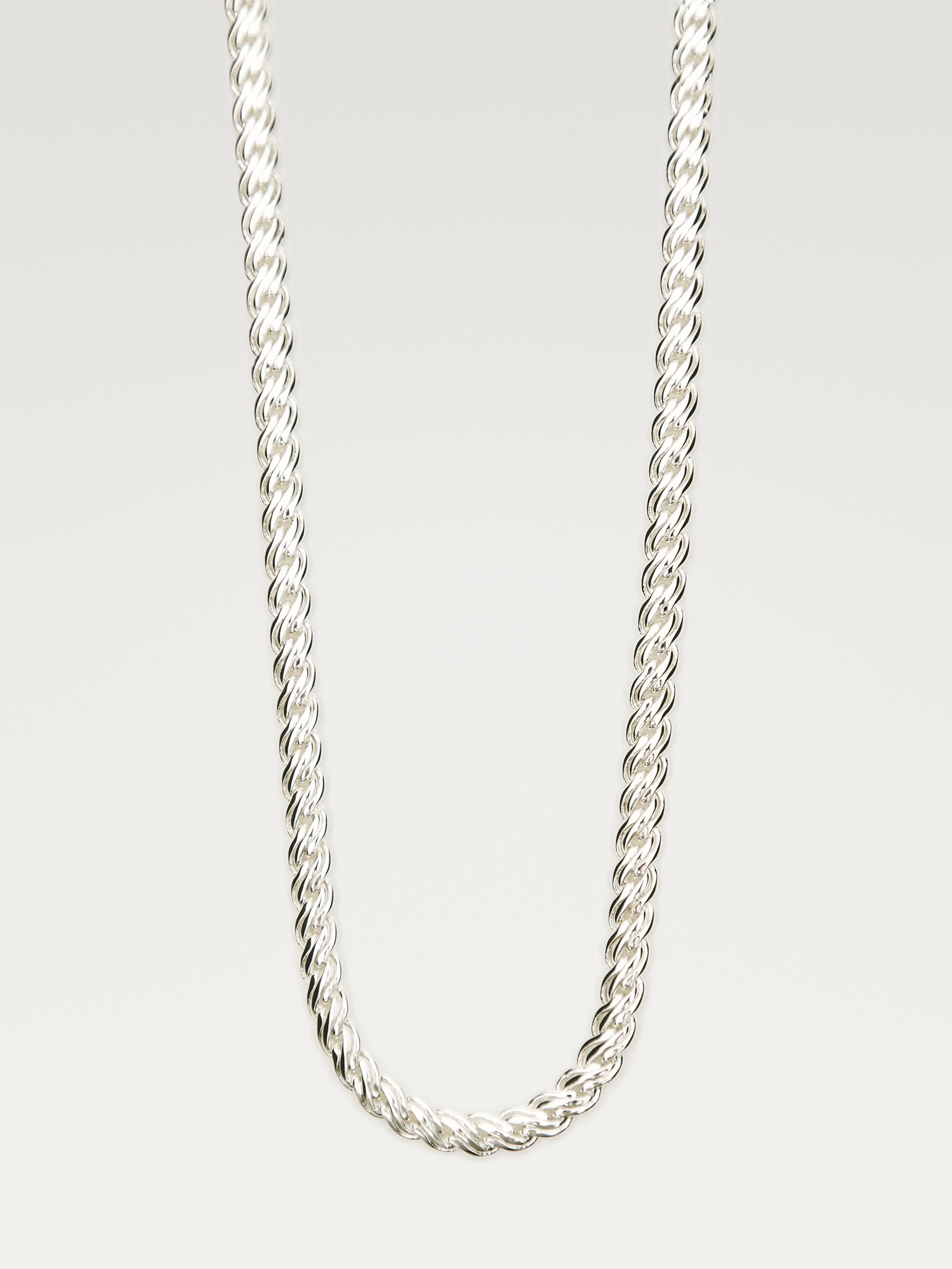 Ασημένια αλυσίδα κοσμημάτων με πλεγμένο σχέδιο.