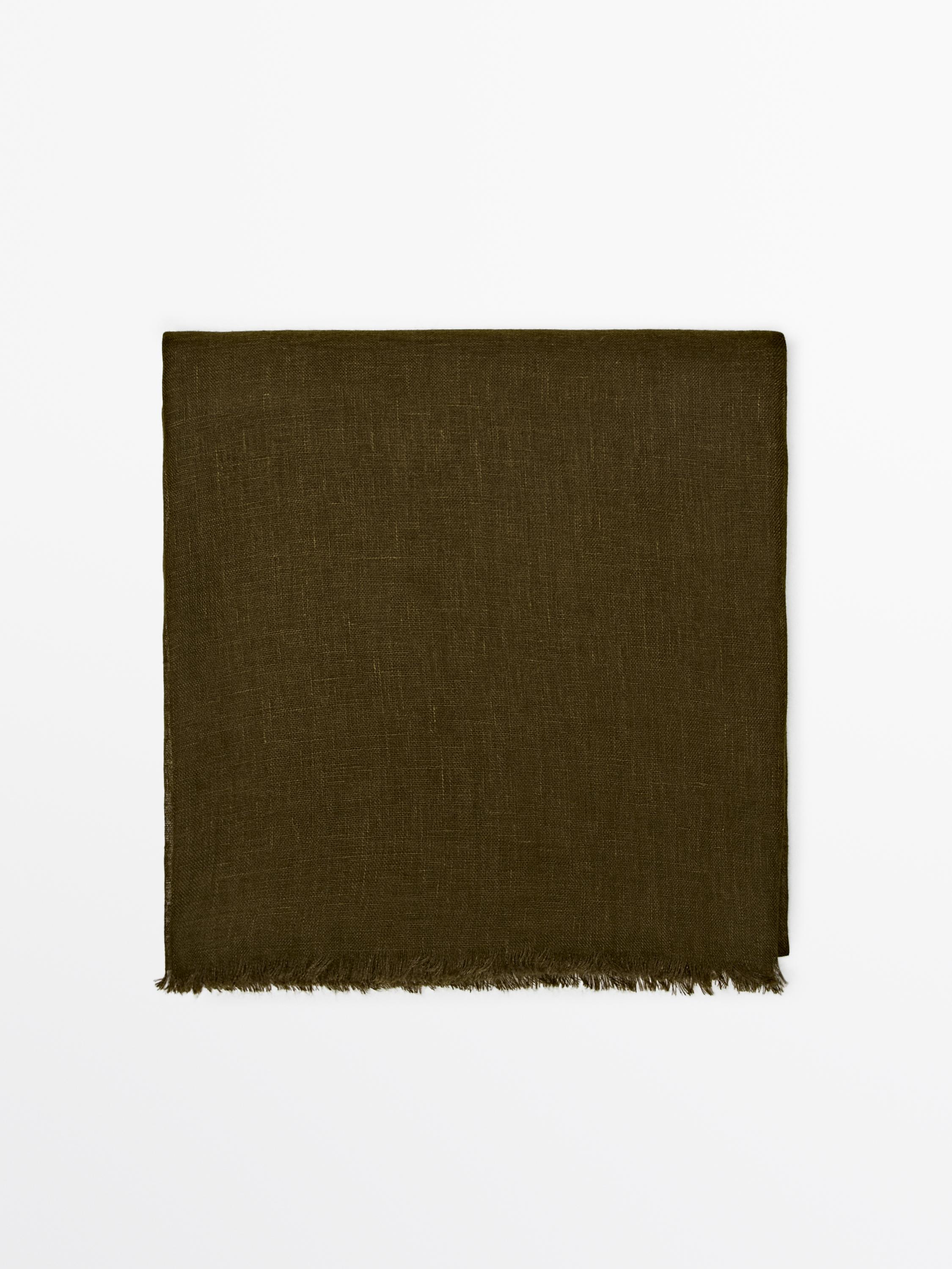 Vista frontal de un foulard verde con bordes deshilachados. Medidas: 180 x 80 cm.
