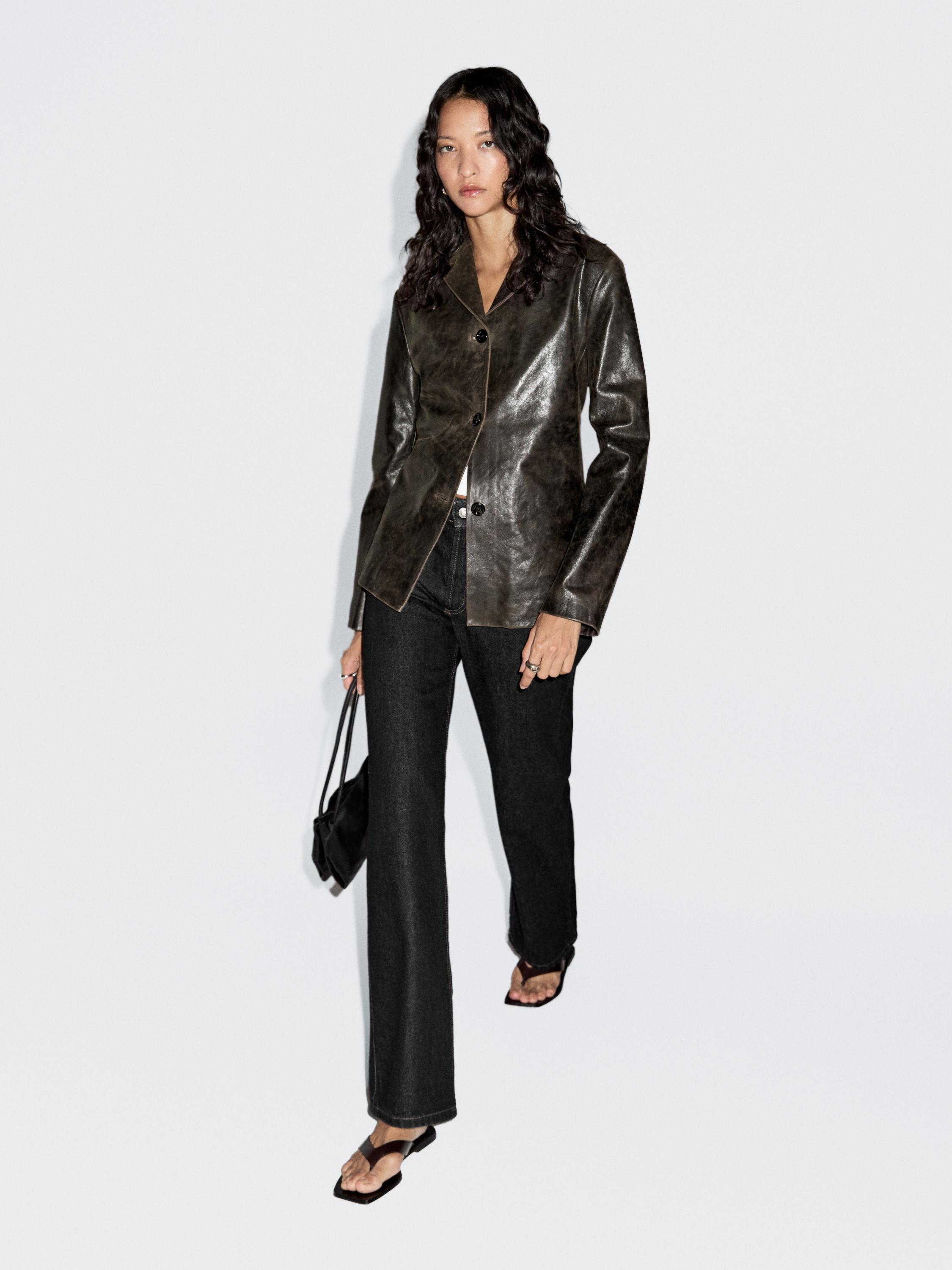 בלייזר מעור נאפה עם אפקט מראה קרוע