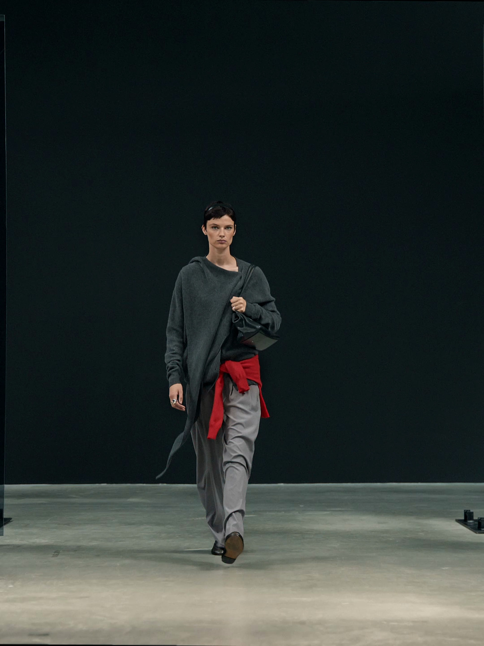 Flowing trousers with darts