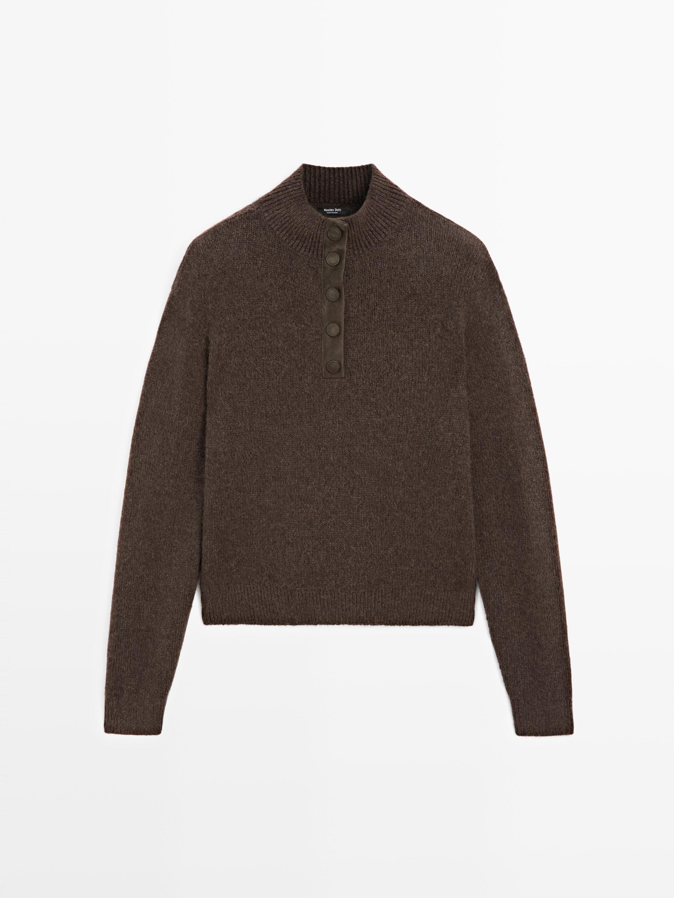 سويتر محاك بياقة عالية وأزرار كبس