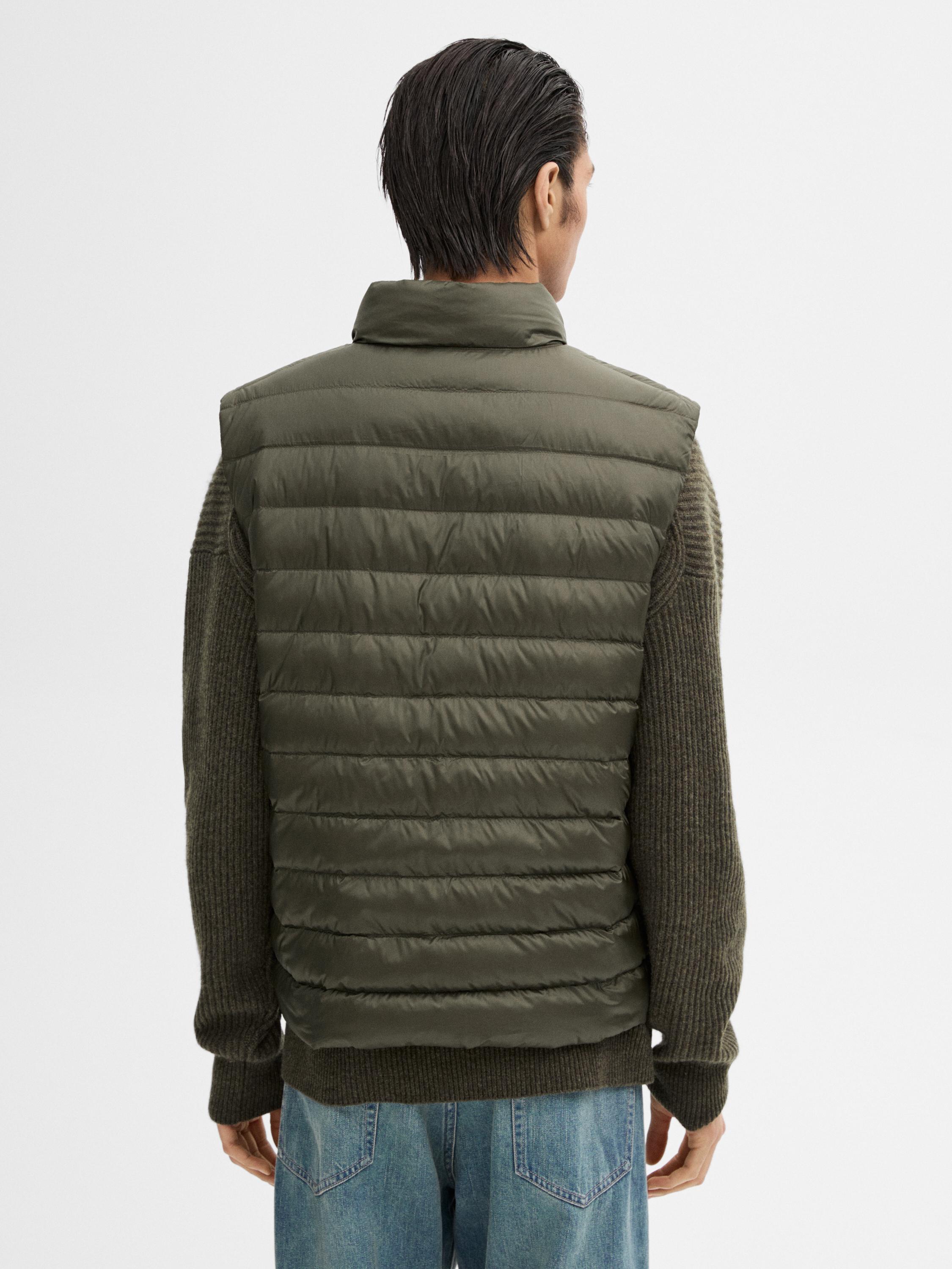 Foldable lightweight down puffer gilet