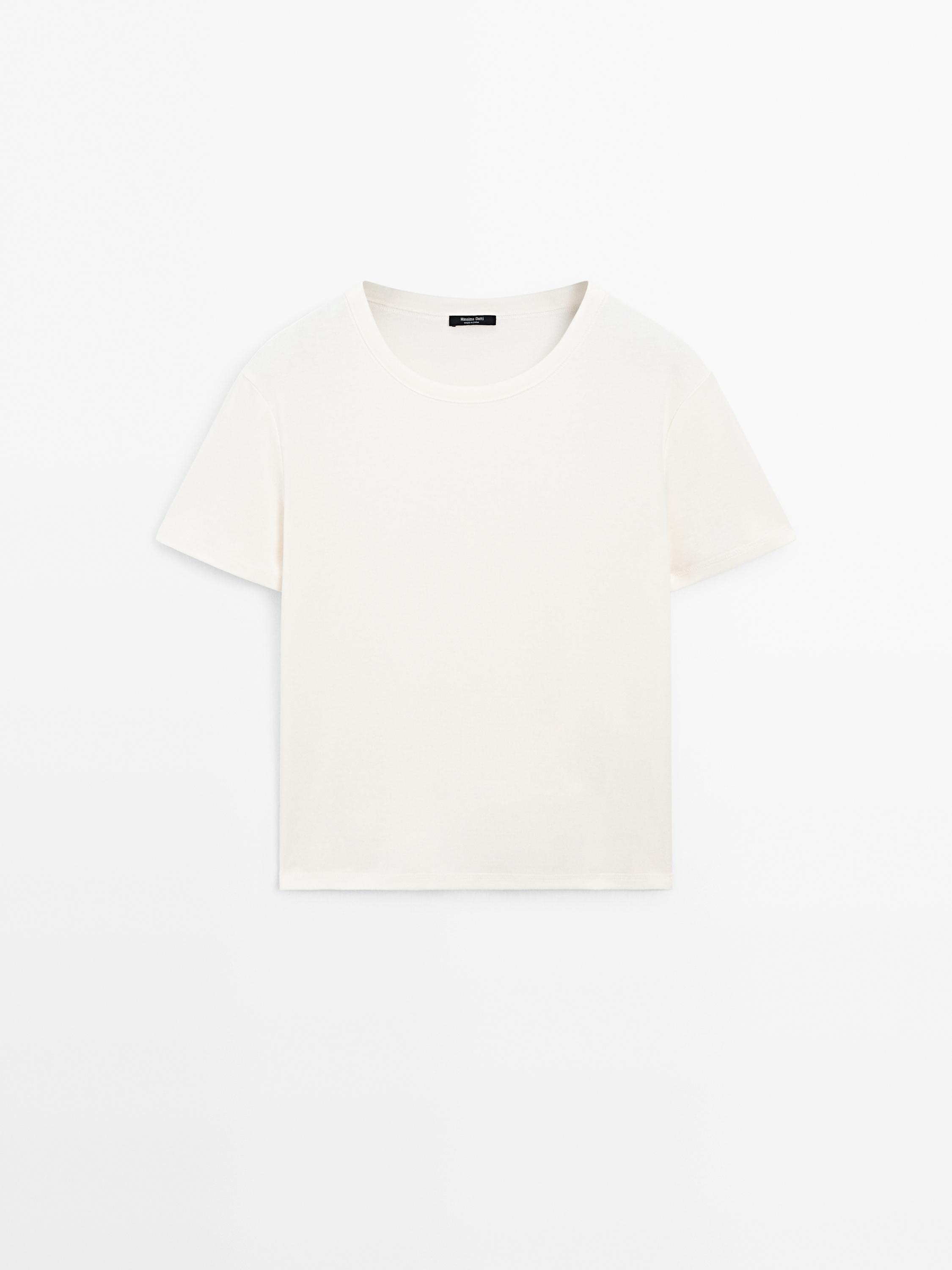 %100 pamuklu ve kısa kollu t-shirt
