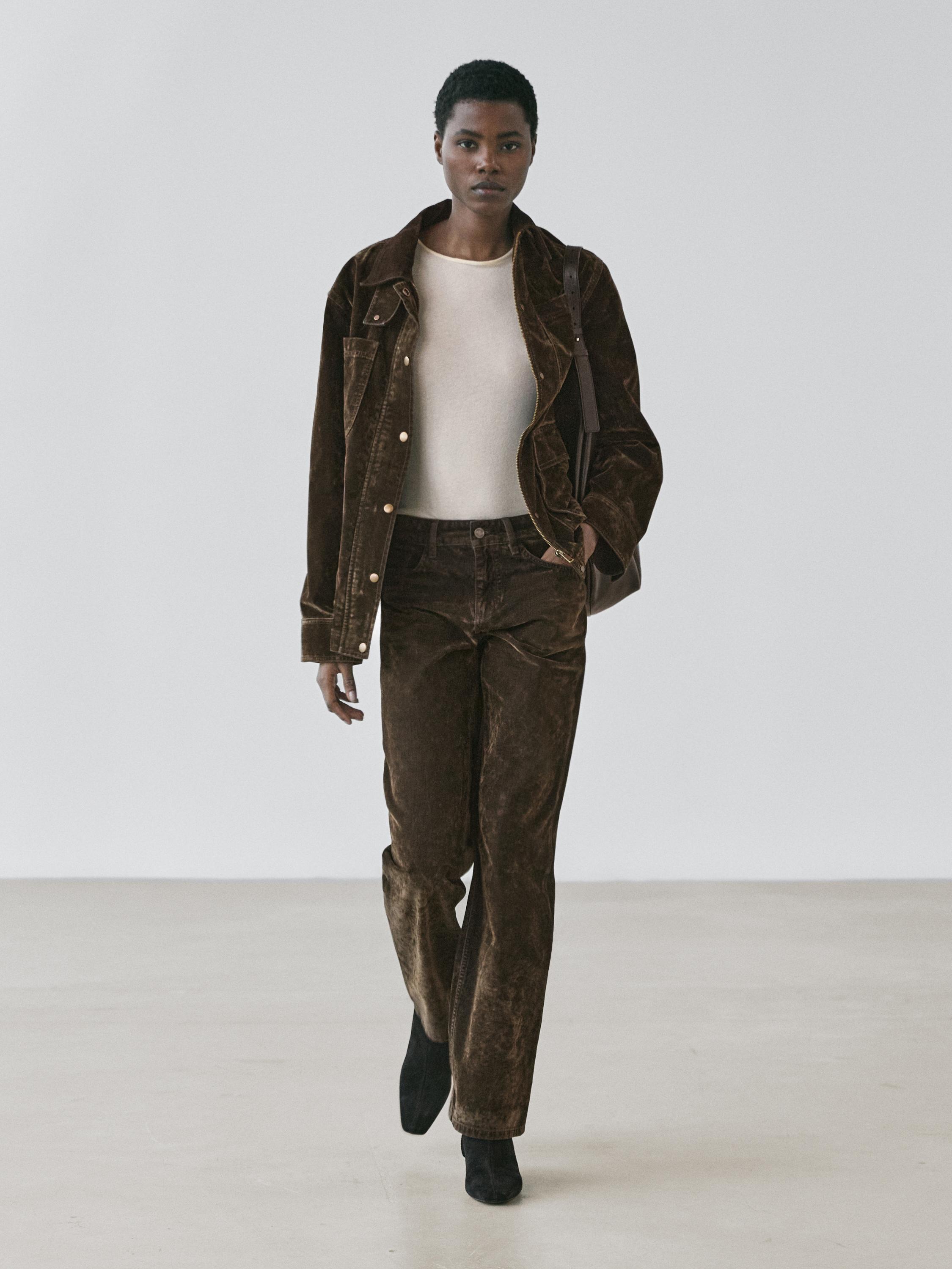 Traperice niskog struka i ravnih nogavica s flokiranim uzorkom