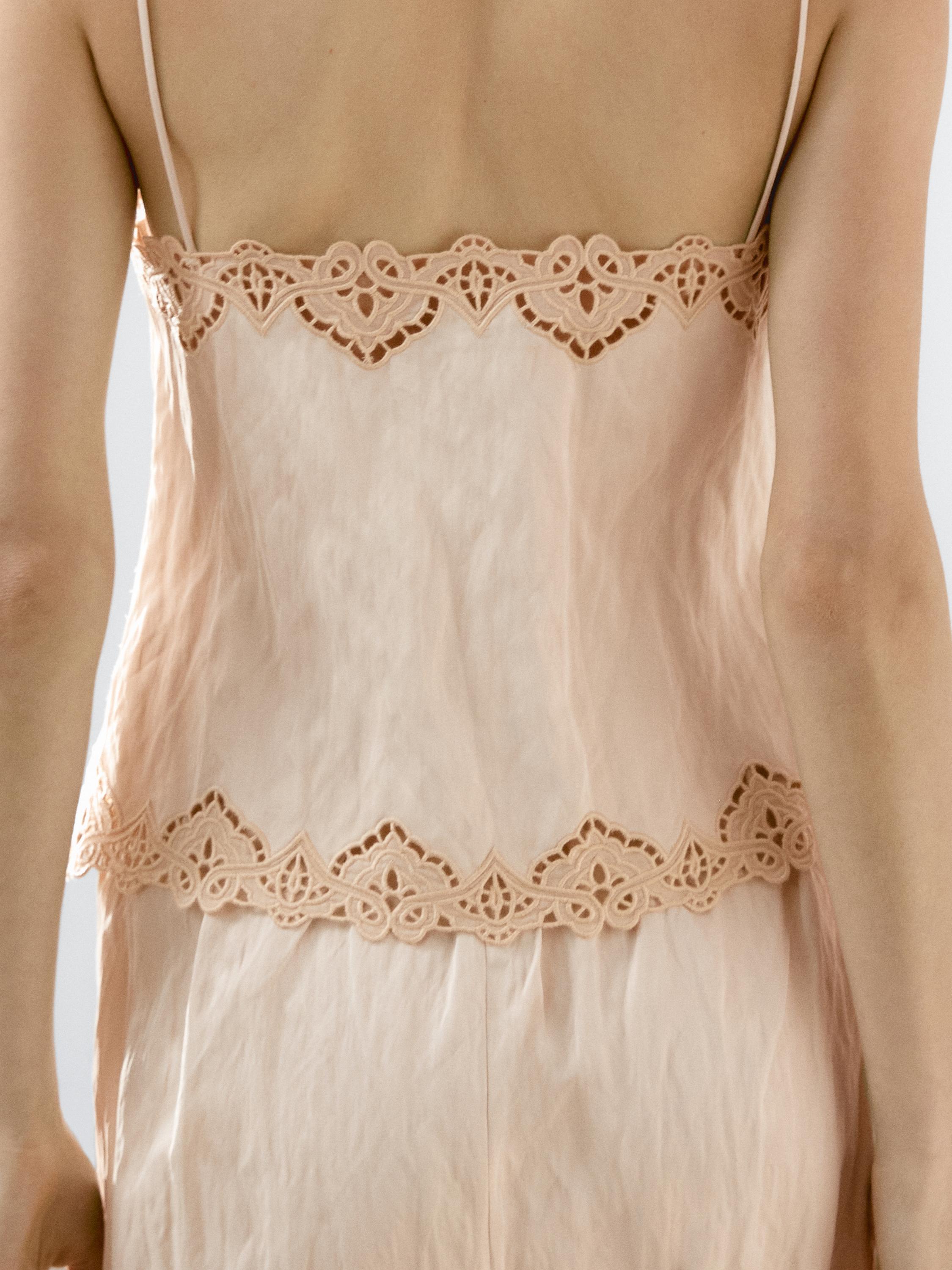 Flowing top with blonde lace detail