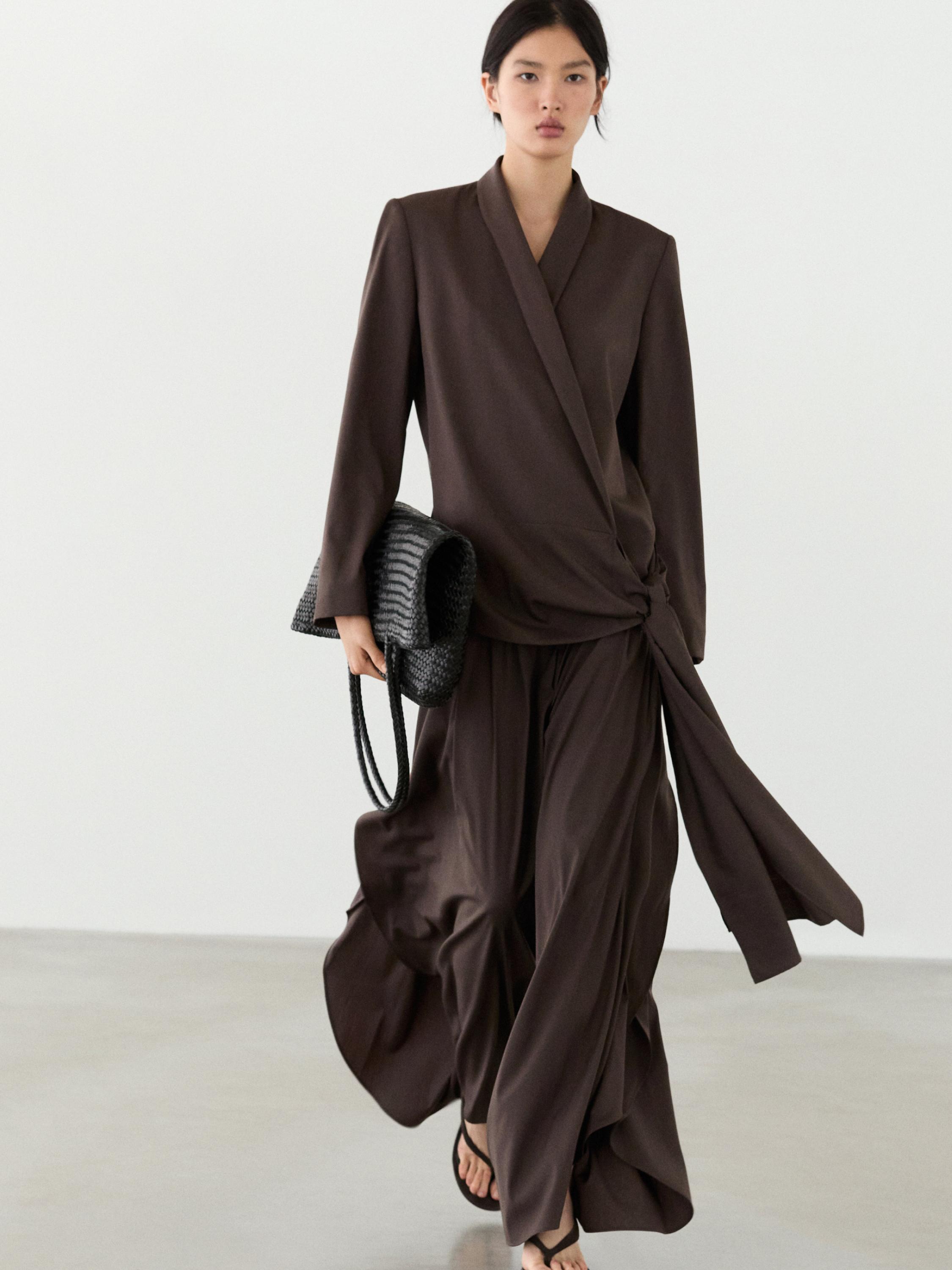 Conxunto de chaqueta cruzada e pantalón ancho chocolate con pliegues e aberturas laterais.