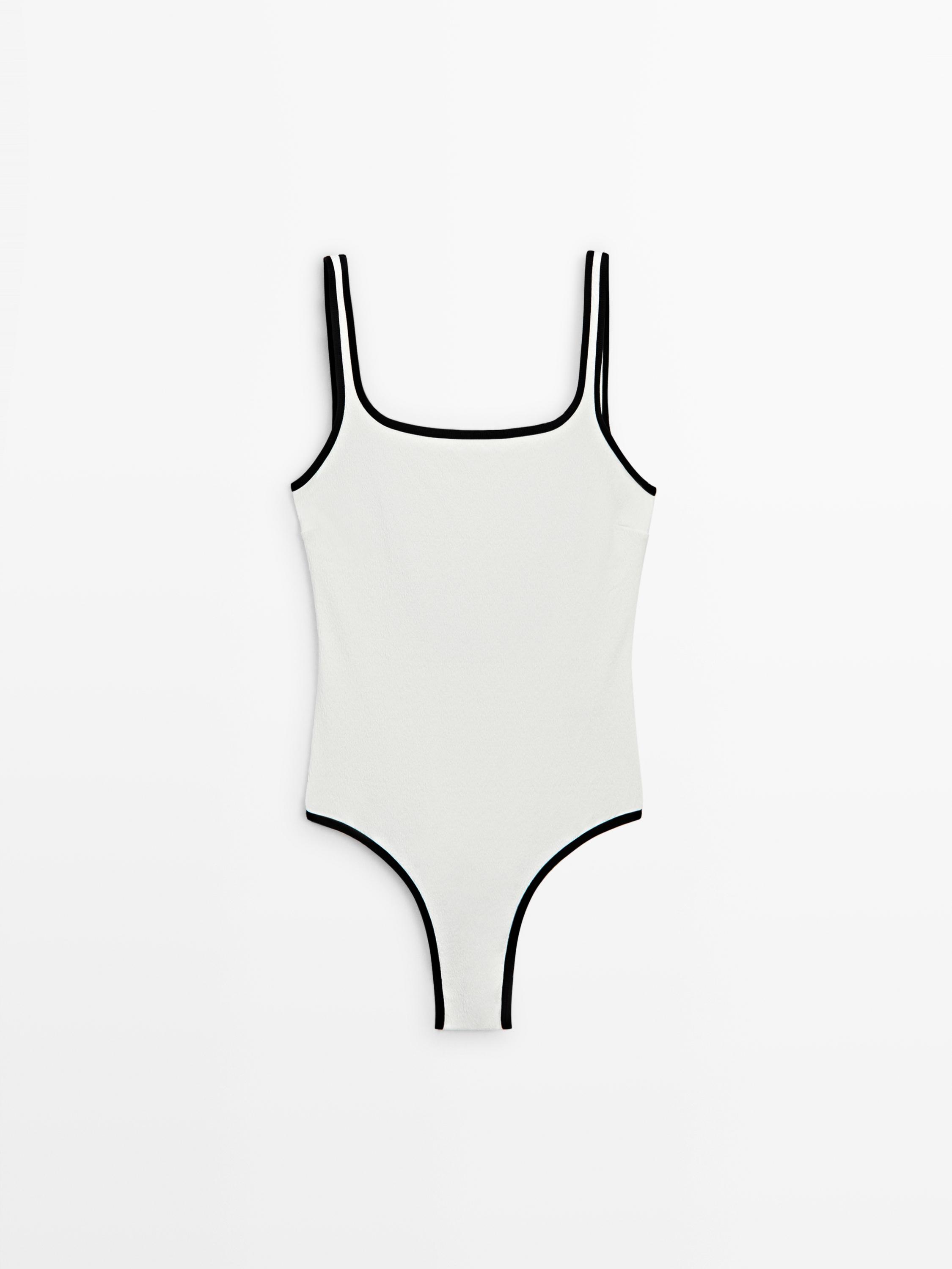 İnce askılı ve siyah biyeli, kırık beyaz mayo önden görünüm.