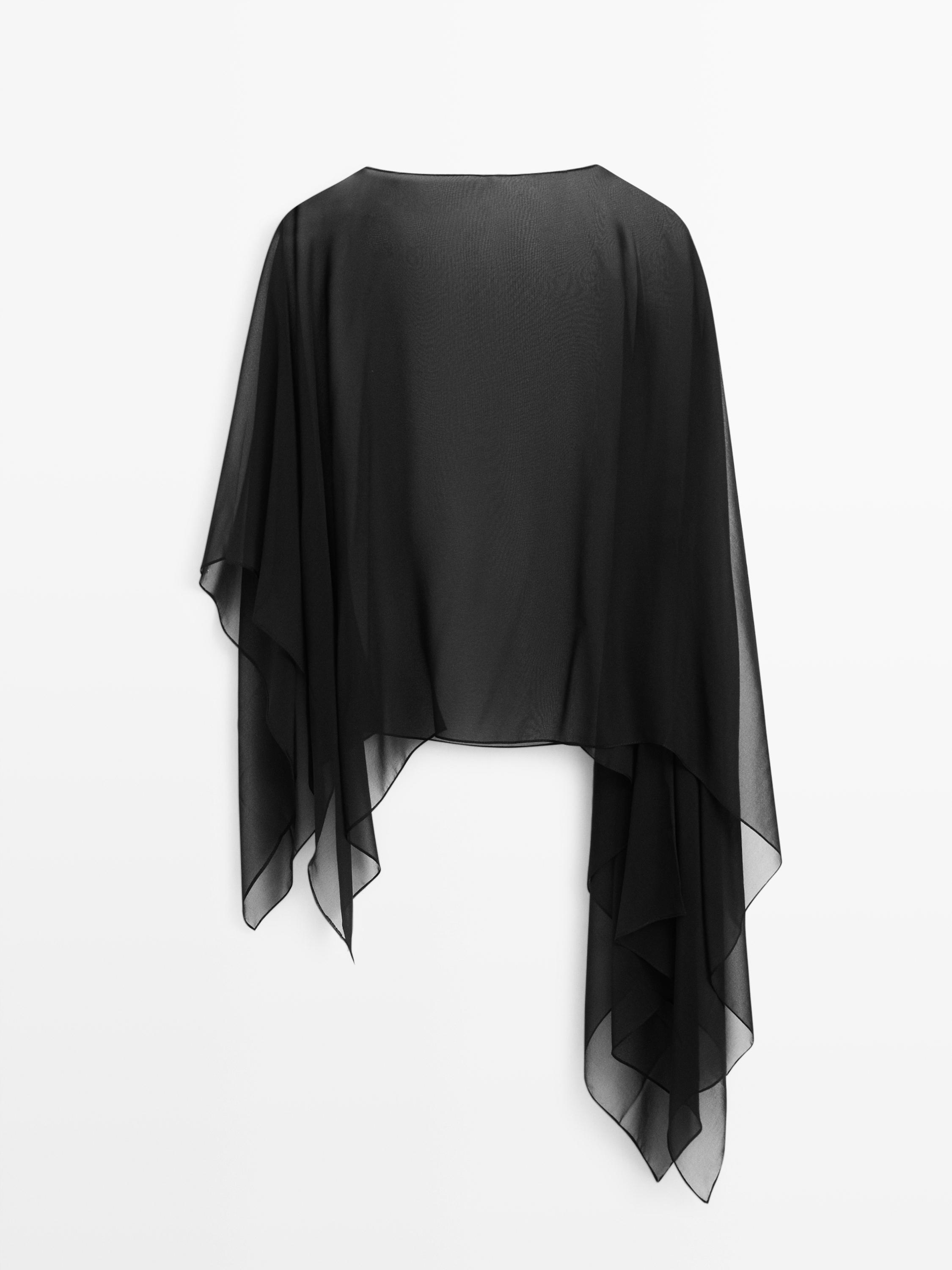 Widok z tyłu czarnego foulardu z asymetrycznym wzorem i falowanymi brzegami.