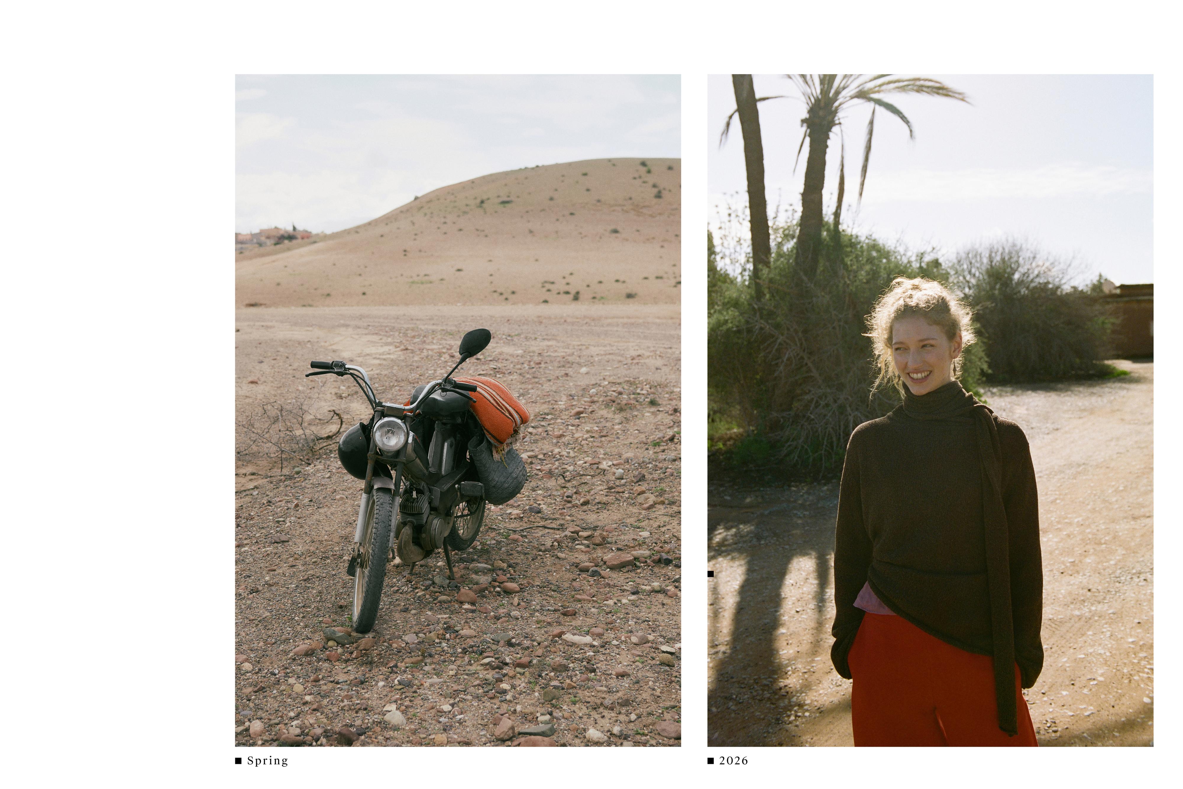 Ensemble en maille chocolat avec col roulé et pantalon rouge.