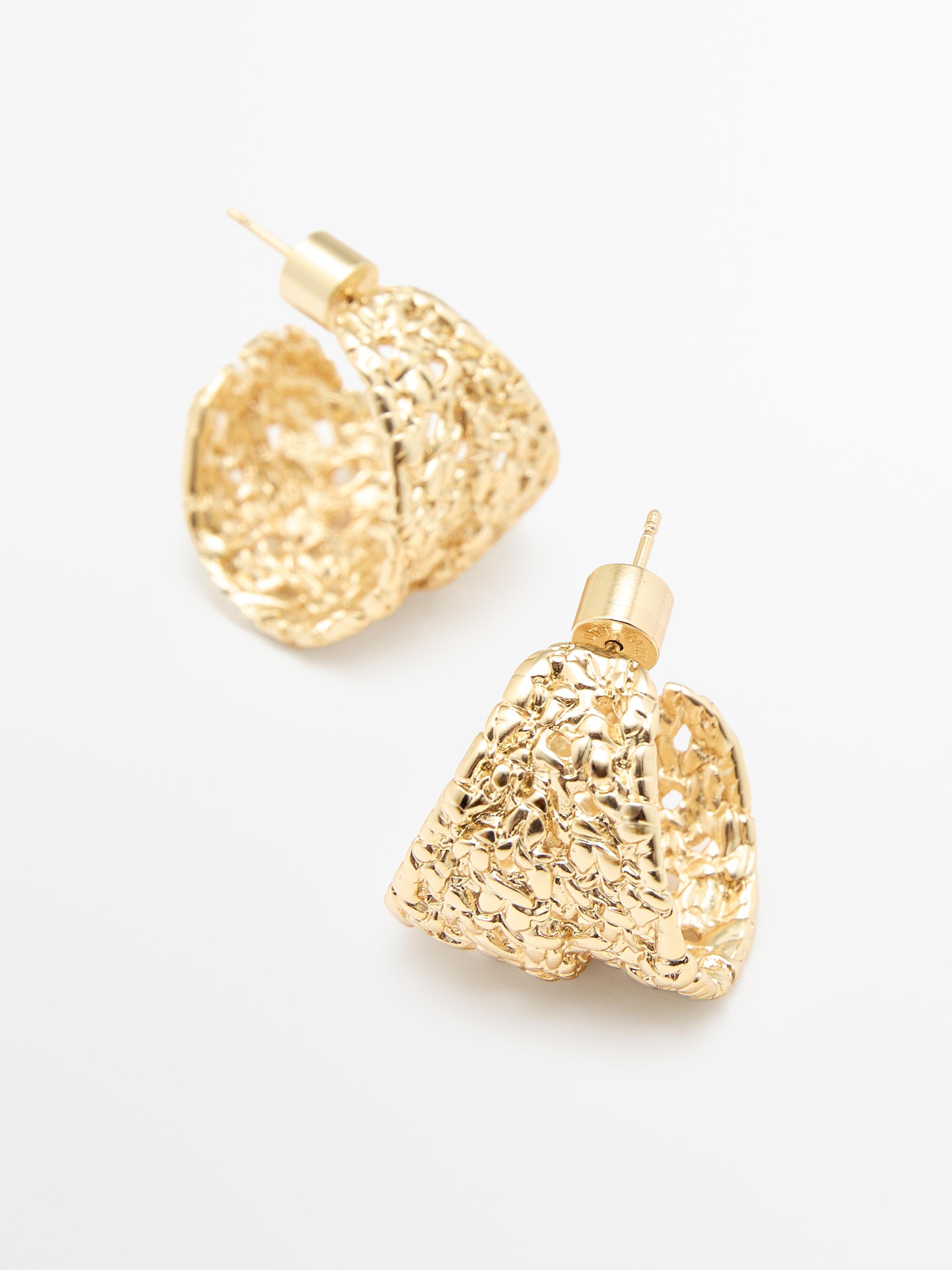 Anting-anting lingkaran bertekstur anyaman