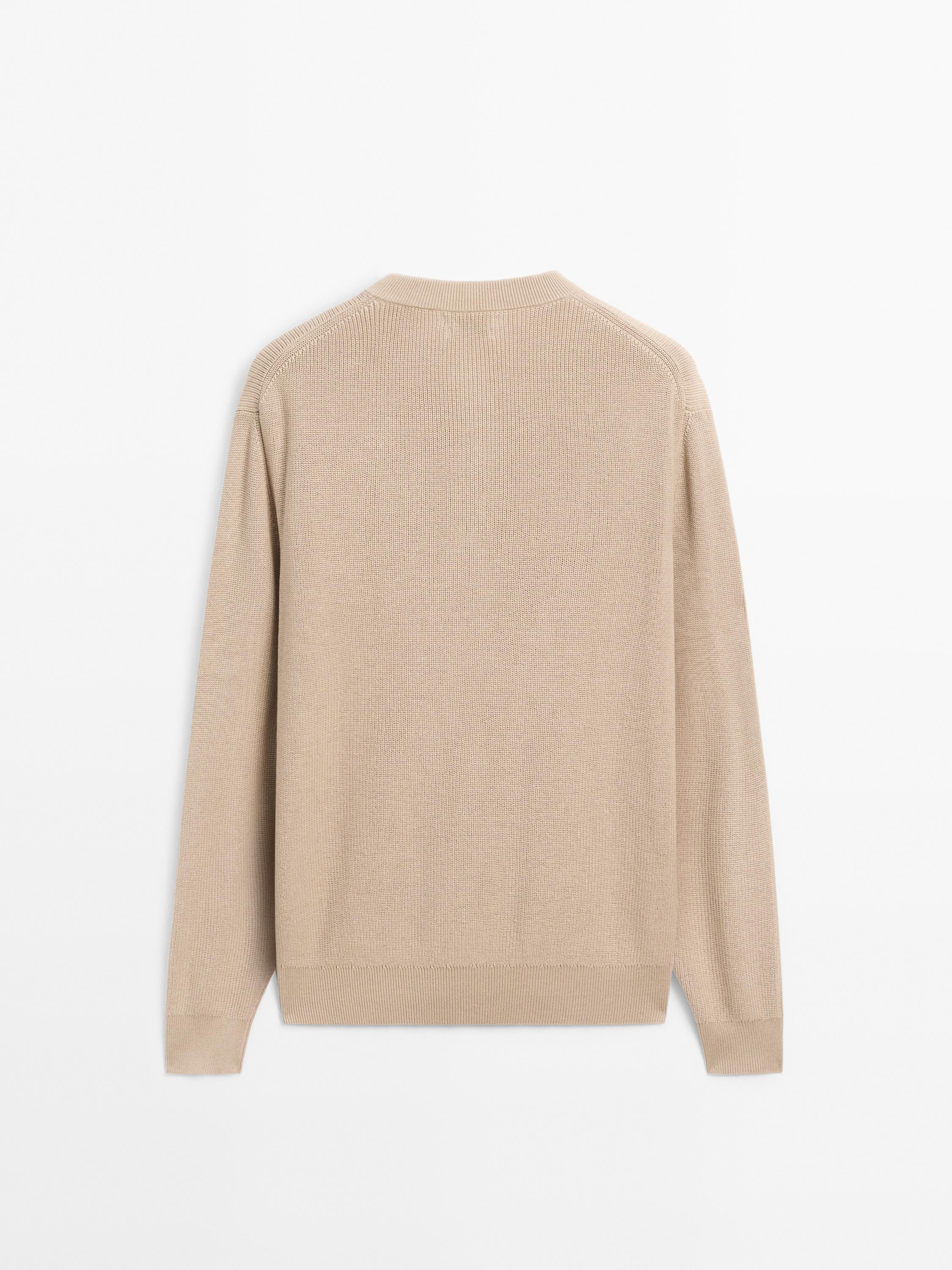 Cotton knit sweater with buttoned neck