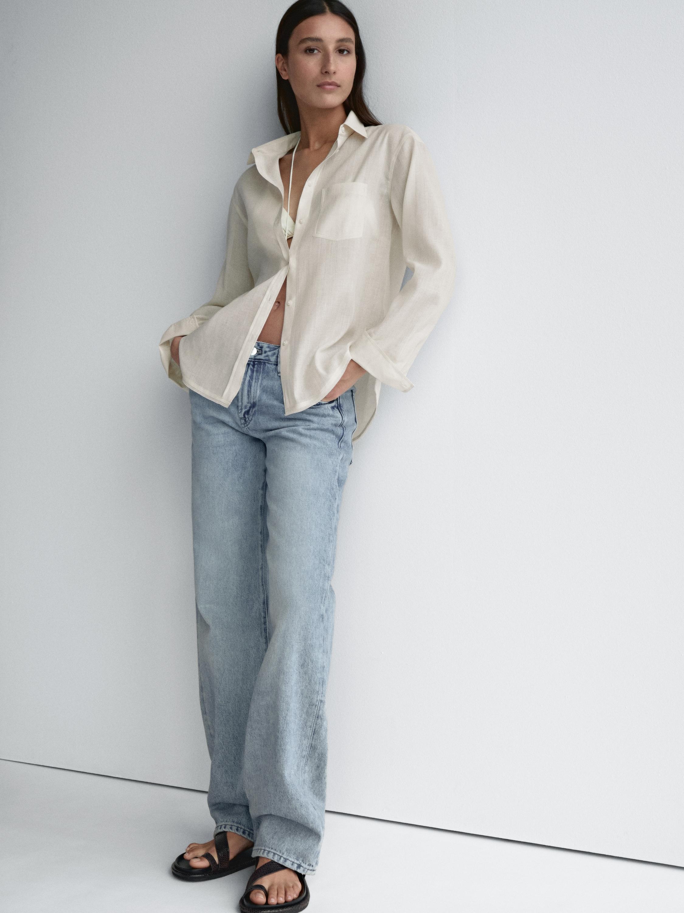 Ensemble composé d'une chemise beige à poche et d'un jean bleu clair