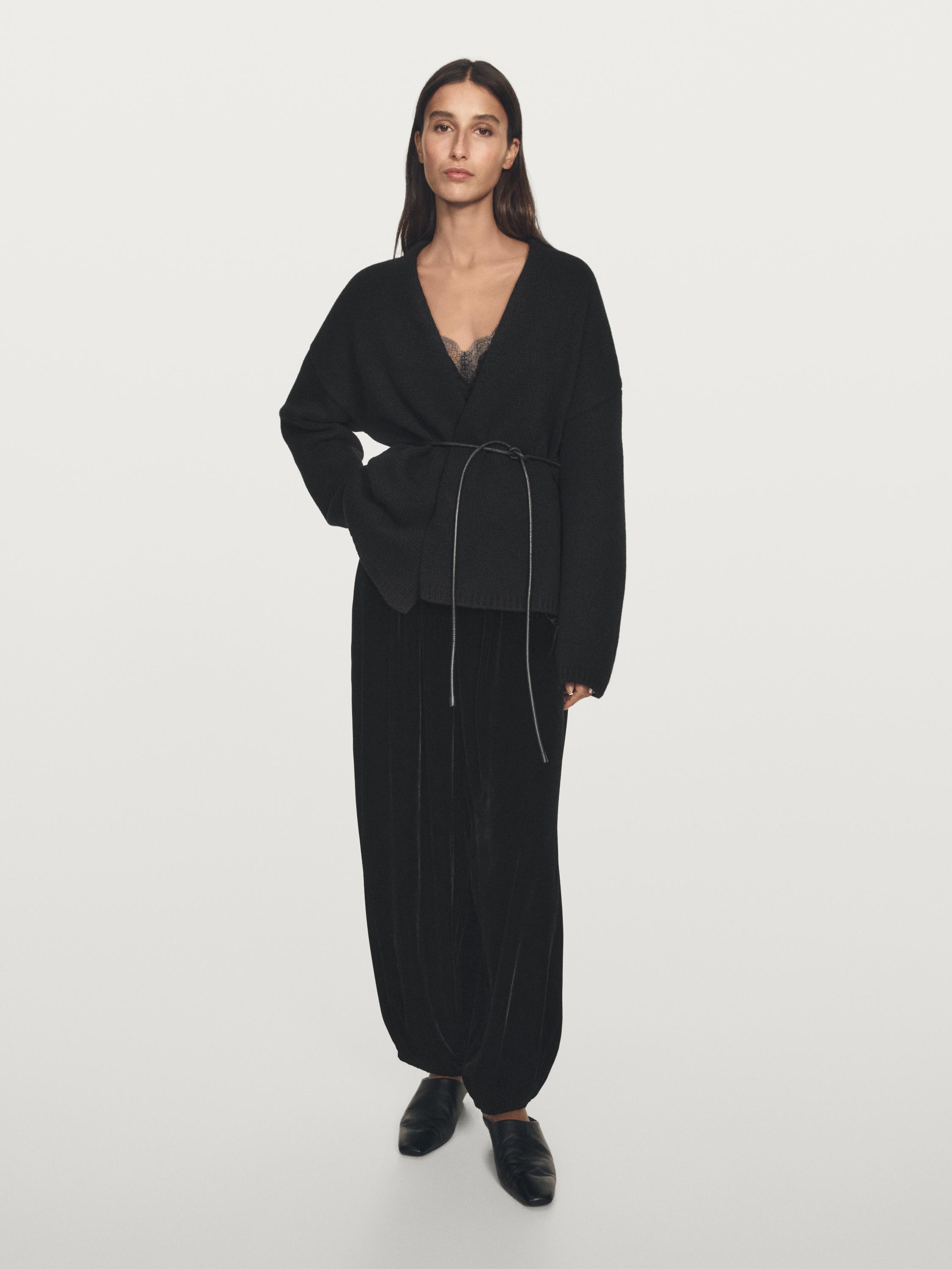 طقم كارديجان أسود بحزام وبنطلون أسود واسع.