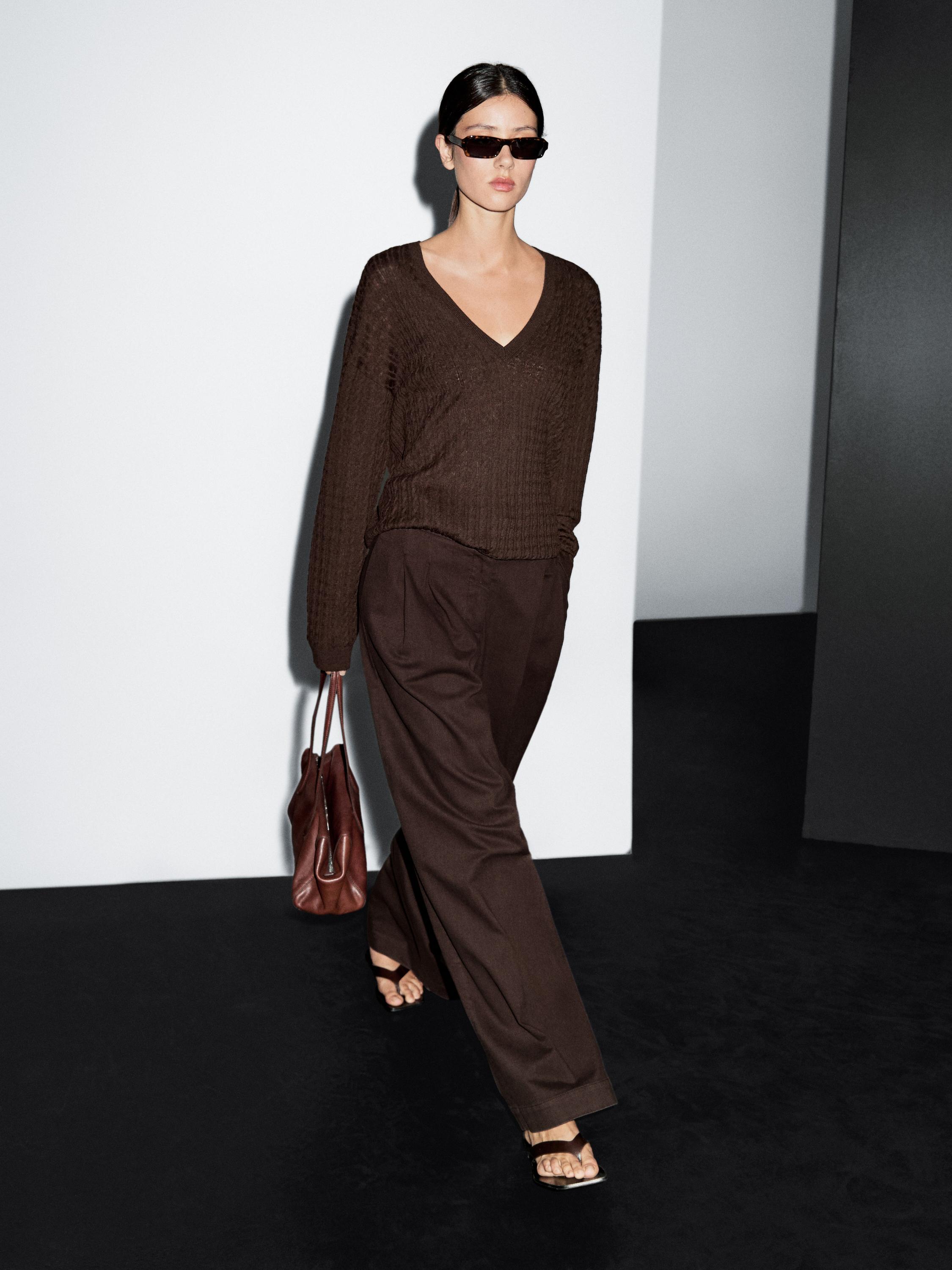 بنطلون بخصر مرتفع وساق عريضة