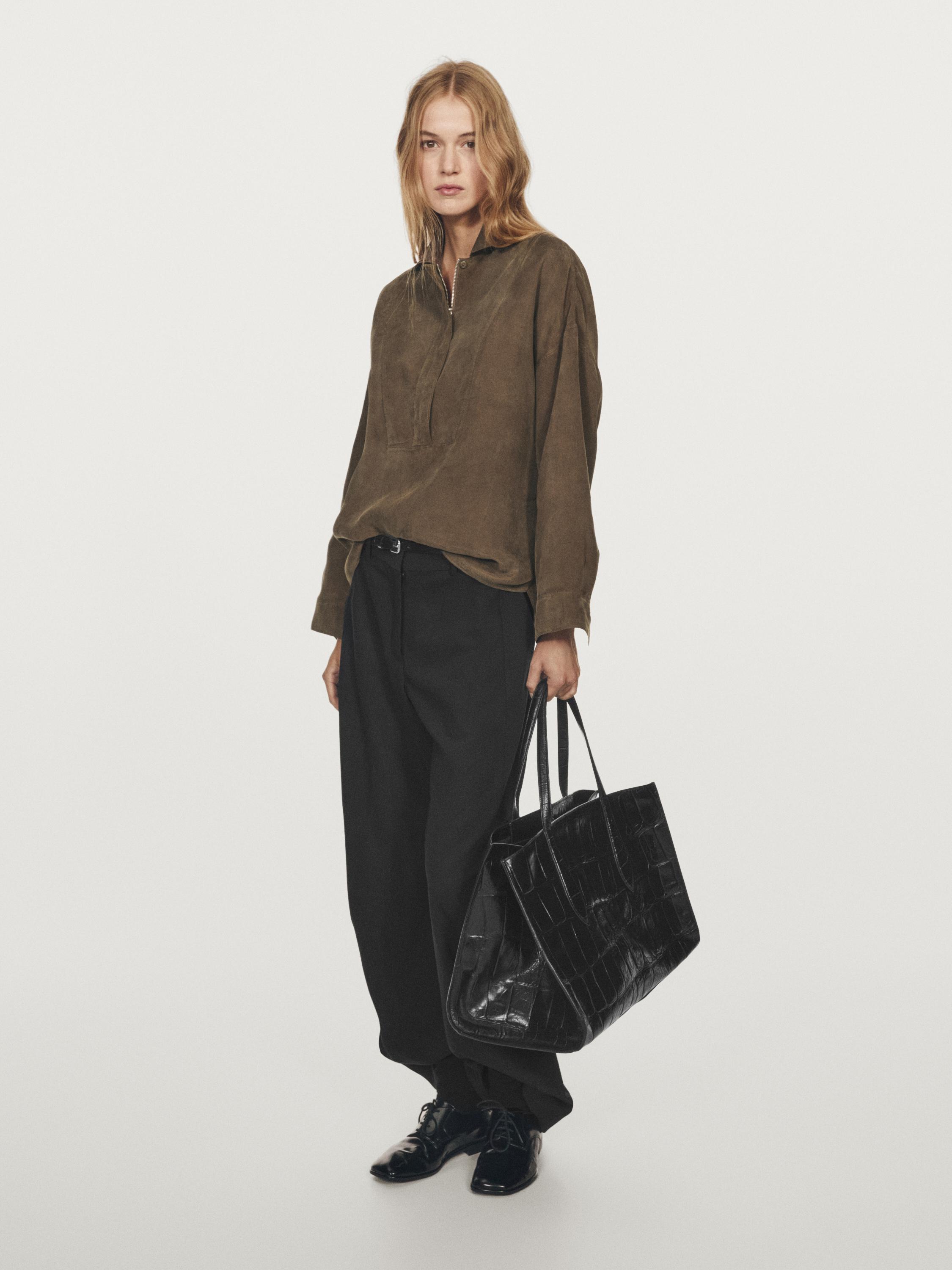 Blouse with zip on the chest