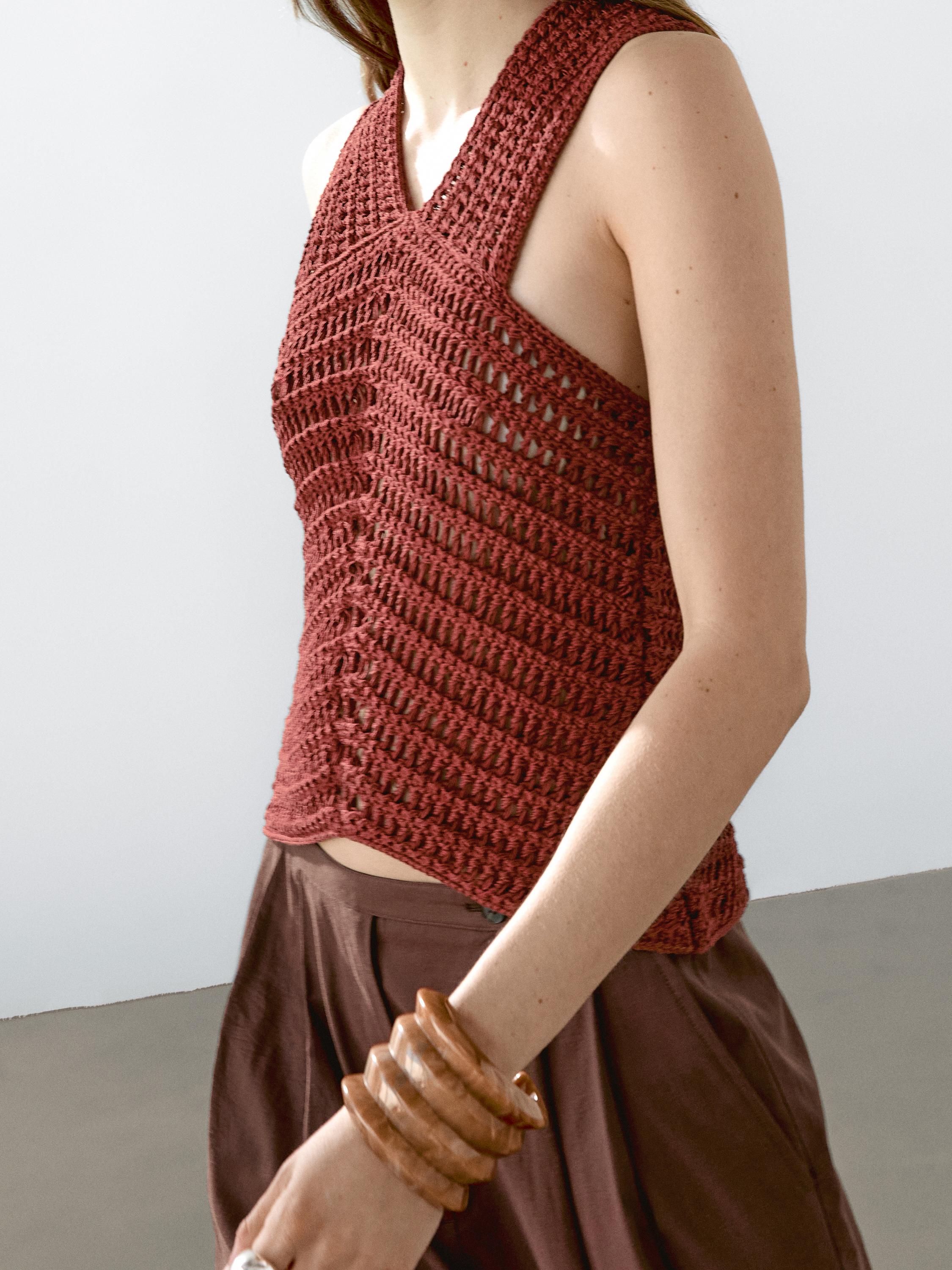 Ažurový háčkovaný top