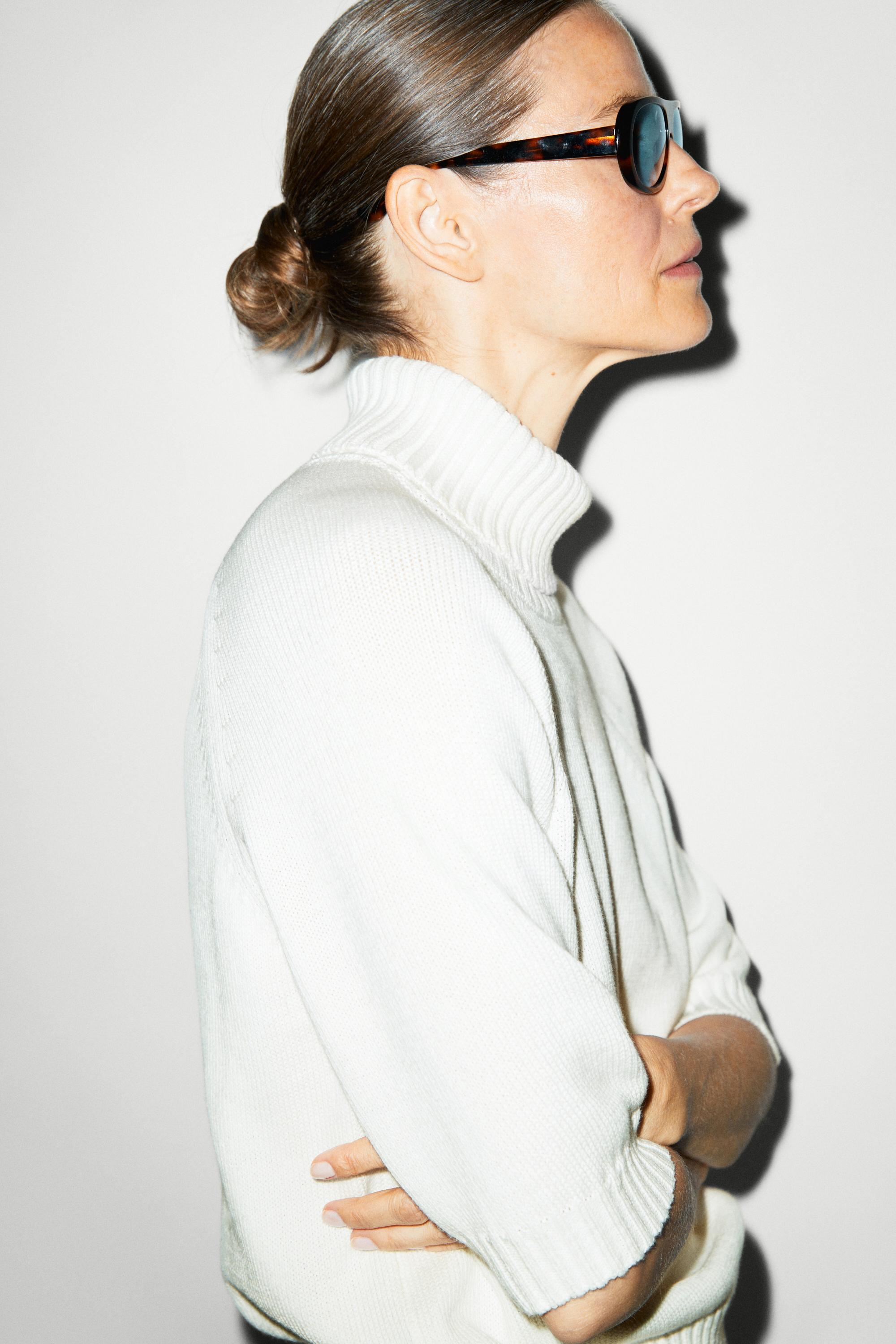 Turtleneck knit sweater — WHITE