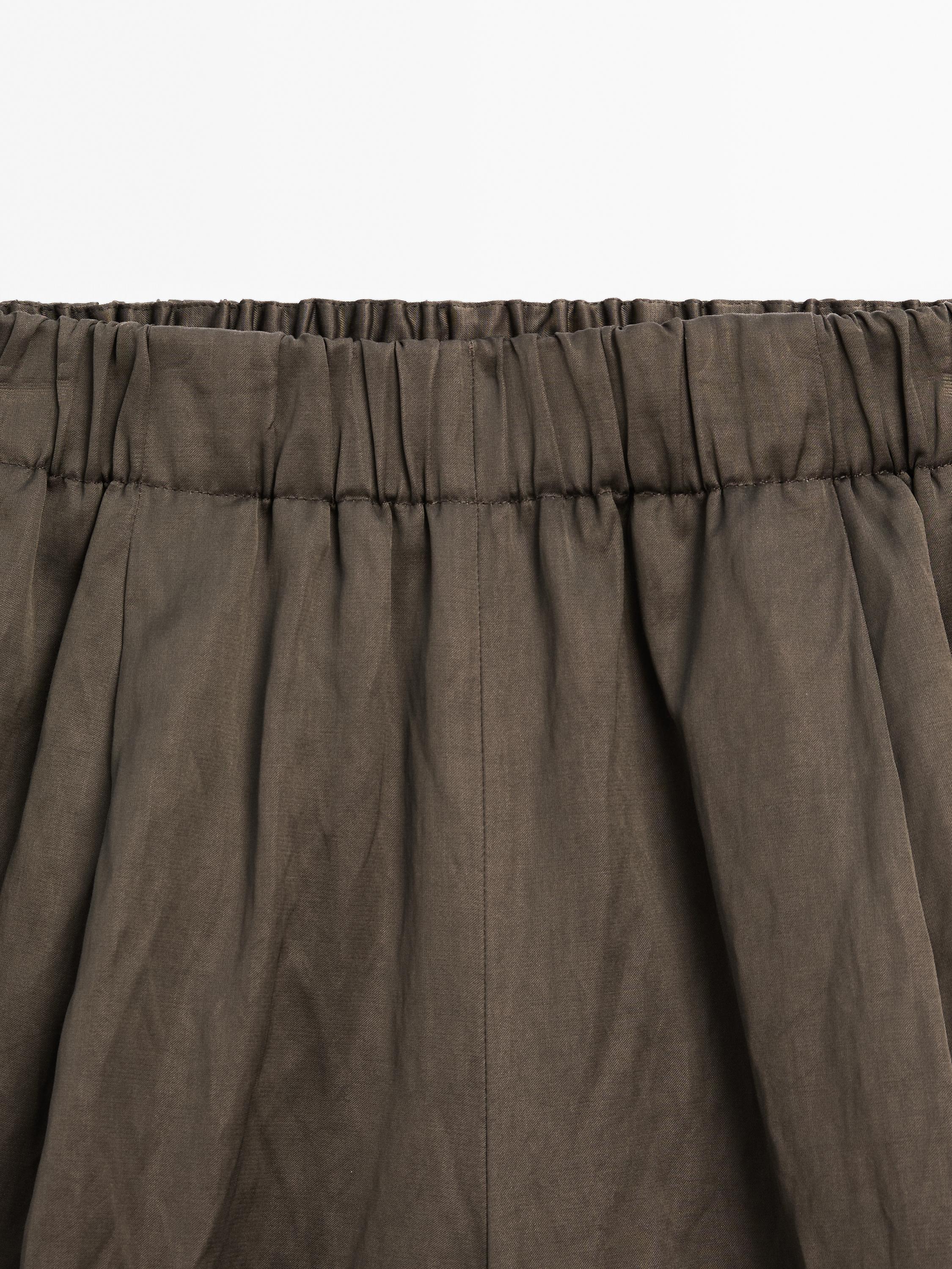 Pantalón ancho satinado efecto arrugado