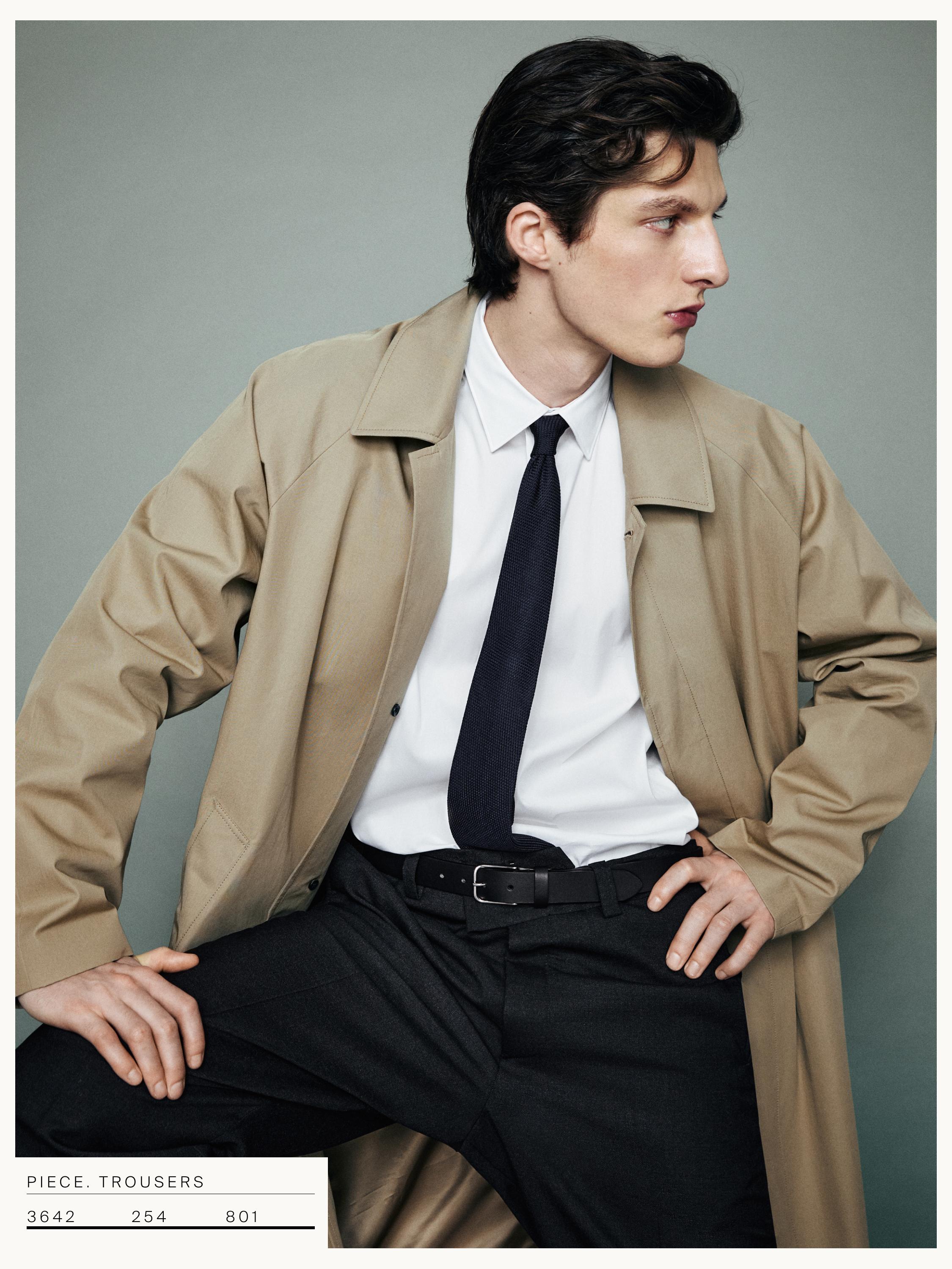 Beroki beixa, alkandora zuria, gorbata beltza eta gerriko beltza duten praka ilunak.