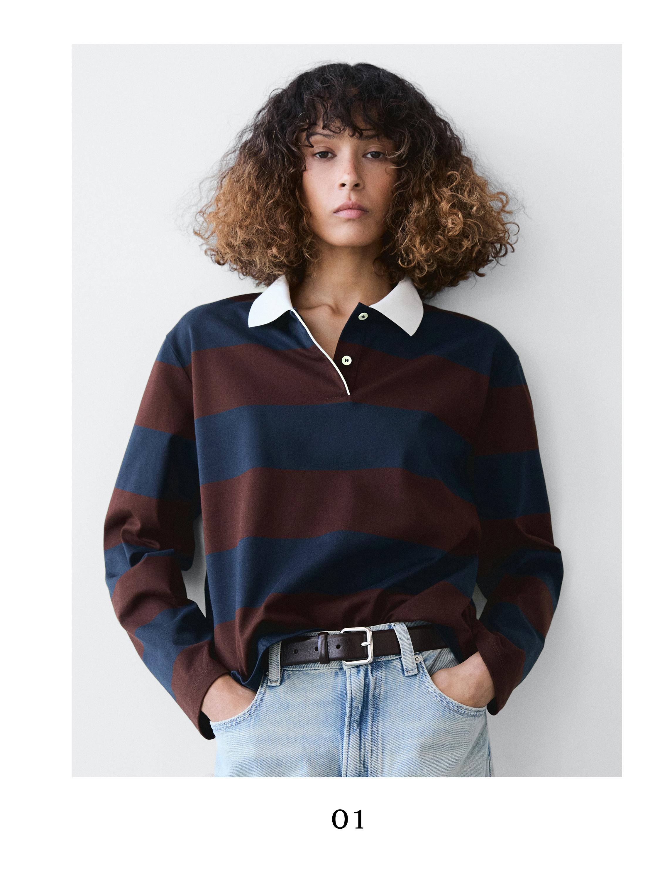 Set polo marinë dhe kafe me vija të gjera, mëngë të gjata, jakë të bardhë, kopsa para, me xhinse të çelura.