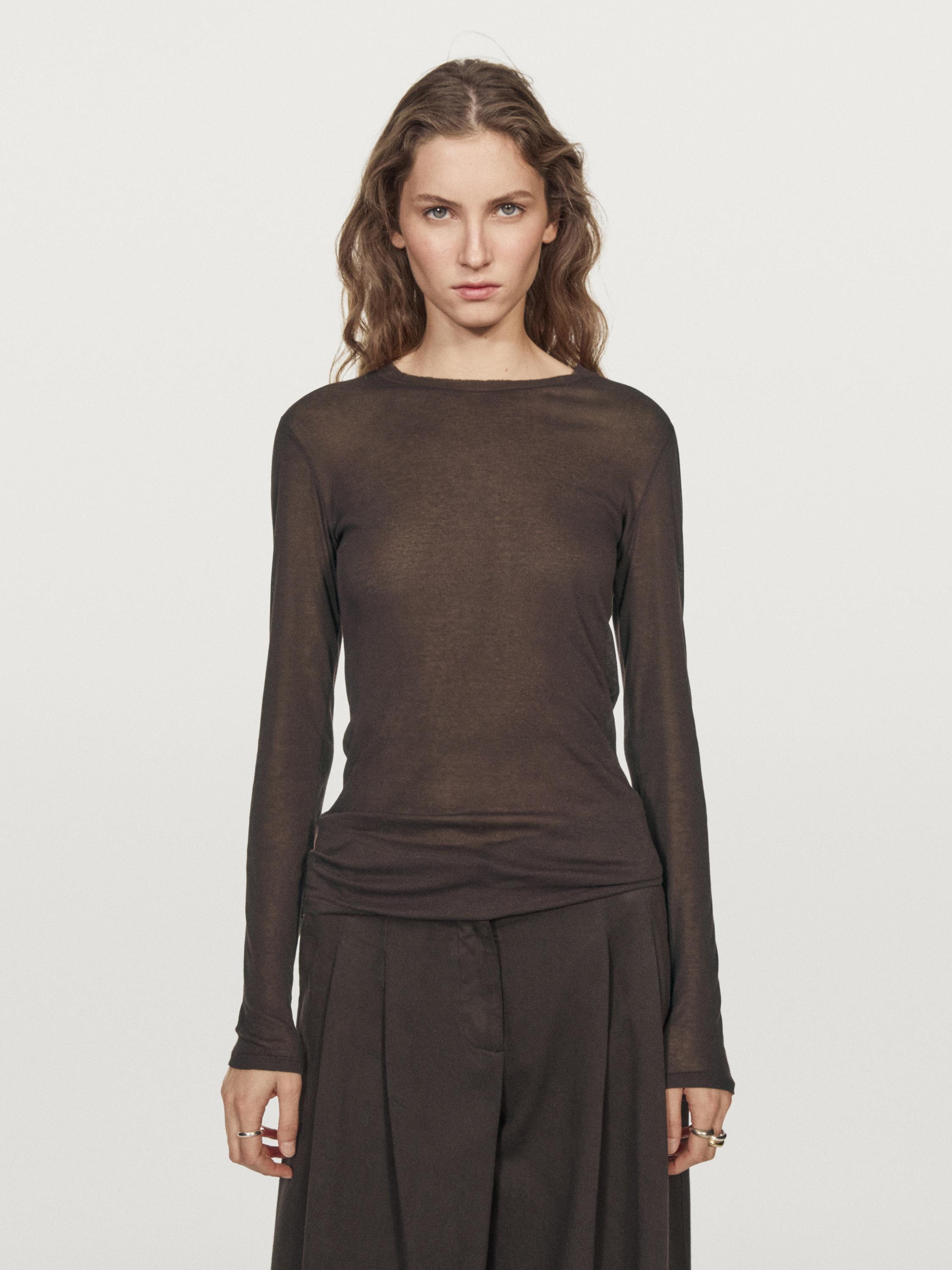 100% cotton T-shirt with neckline detail