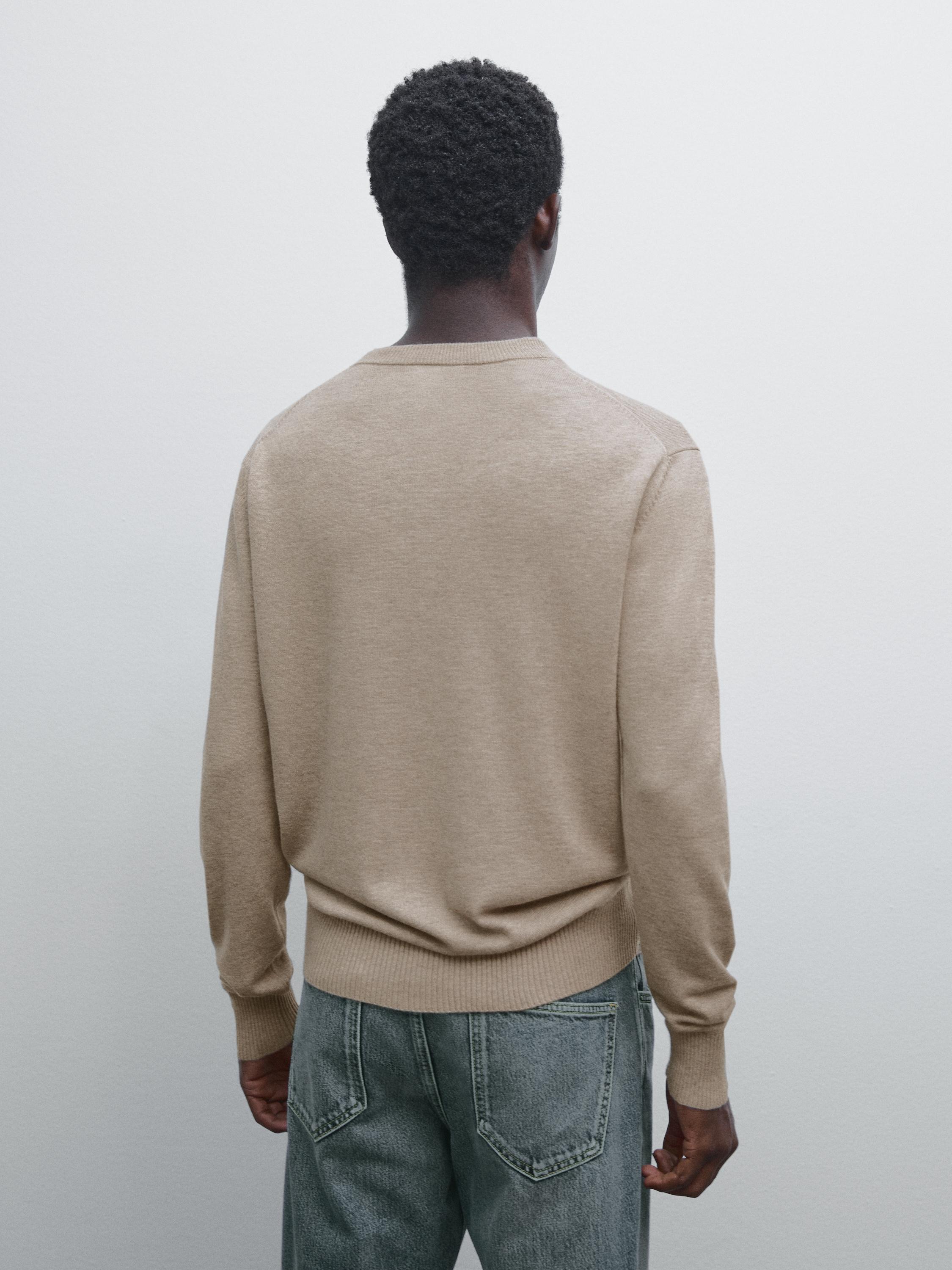 Crew neck knit sweater