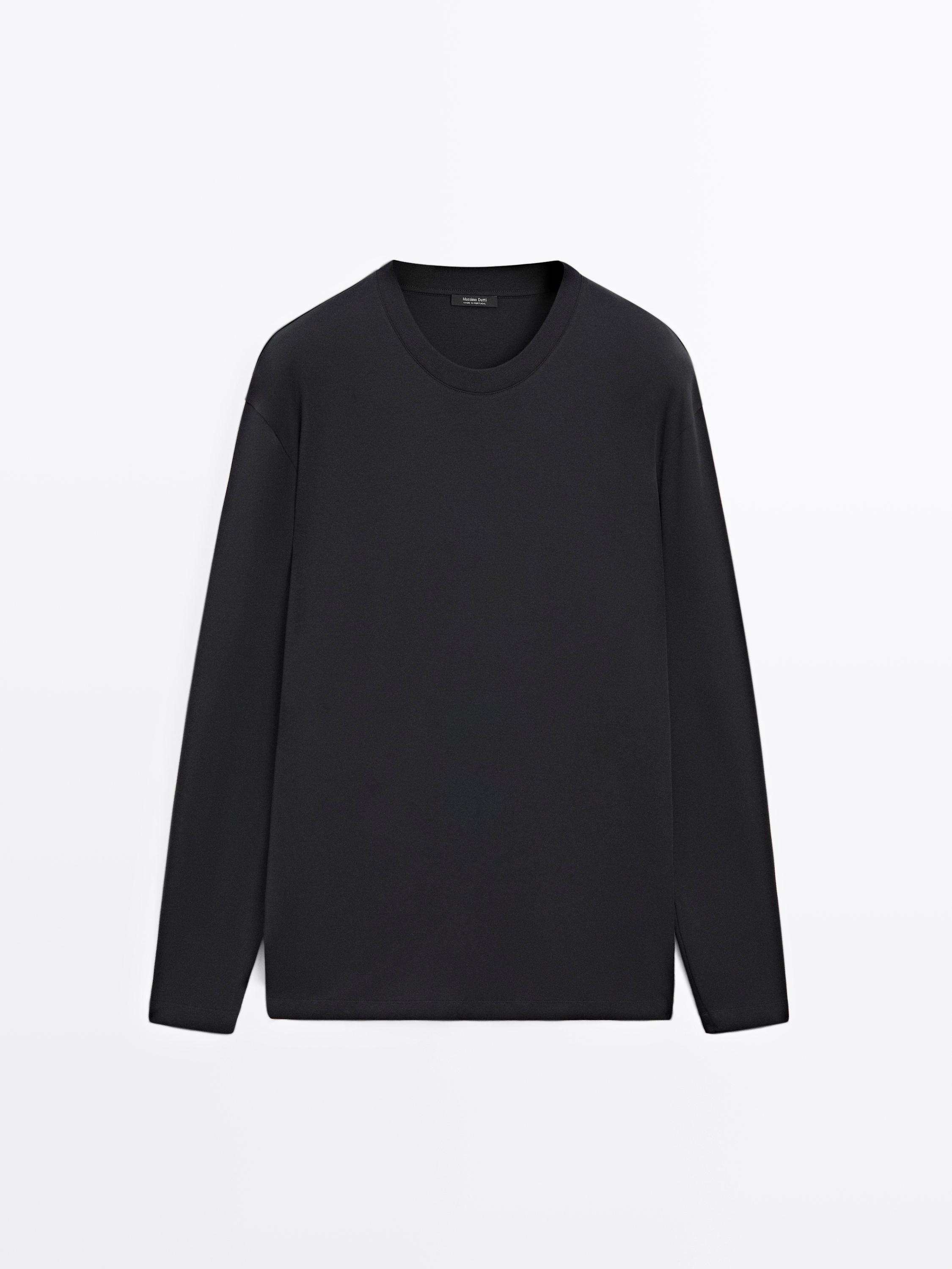 Vista frontal de camiseta azul marino de manga larga con cuello redondo.