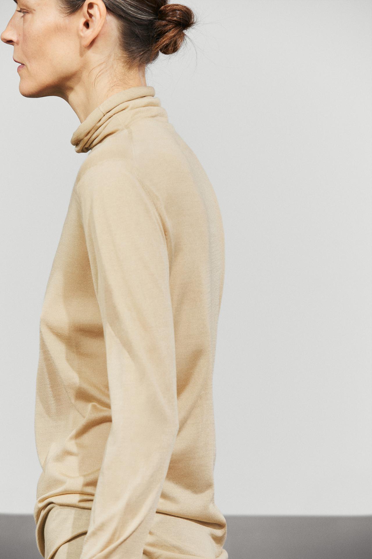 Long 100% silk turtleneck sweater — Light Beige
