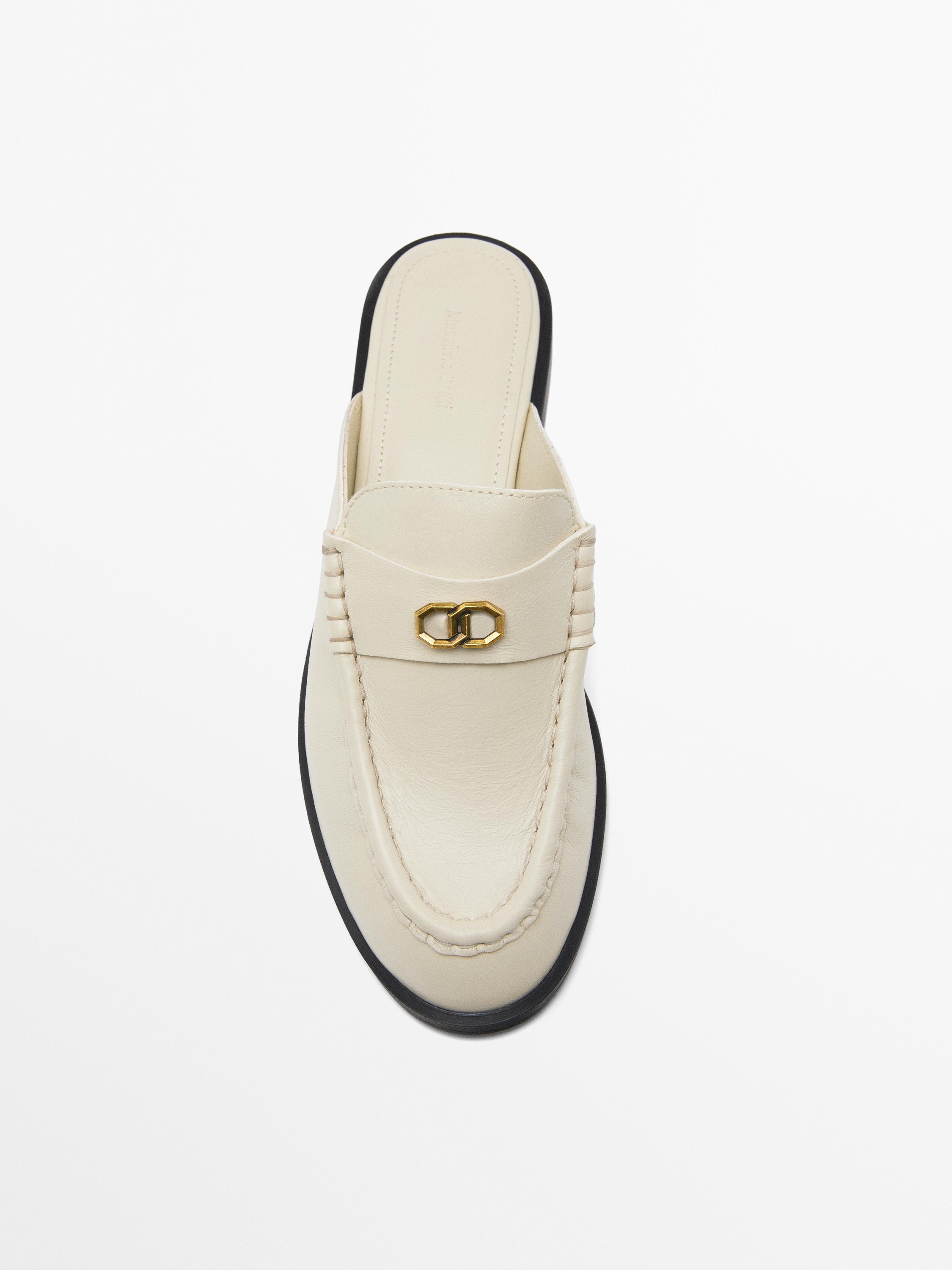 حذاء بكعب مفتوح وتفصيل معدني