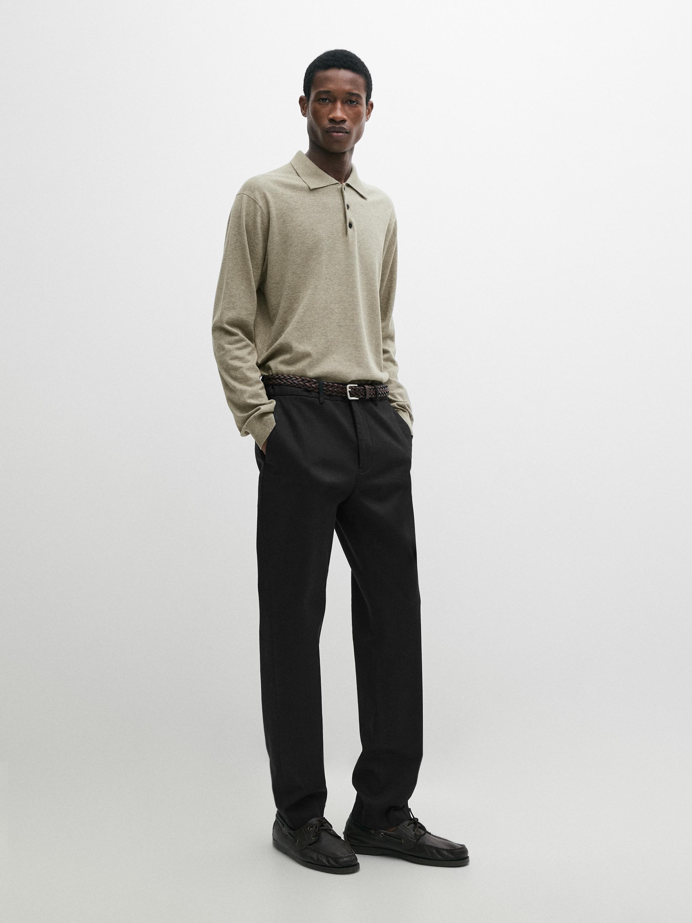 Conjunto de jersey polo verde agua con botones y pantalones negros rectos.