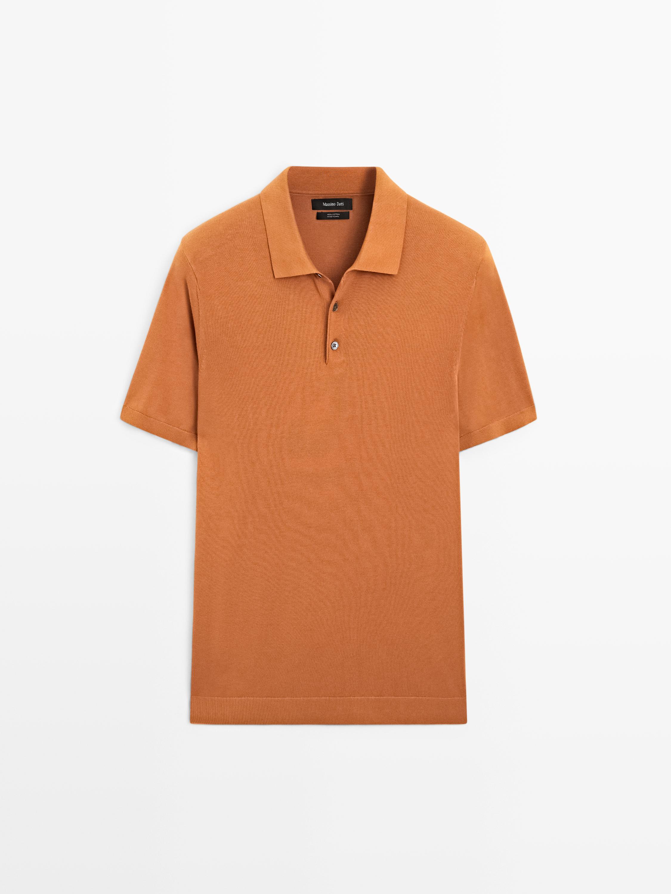 Vista frontal de polo naranja de manga corta con cuello clásico y botonadura.