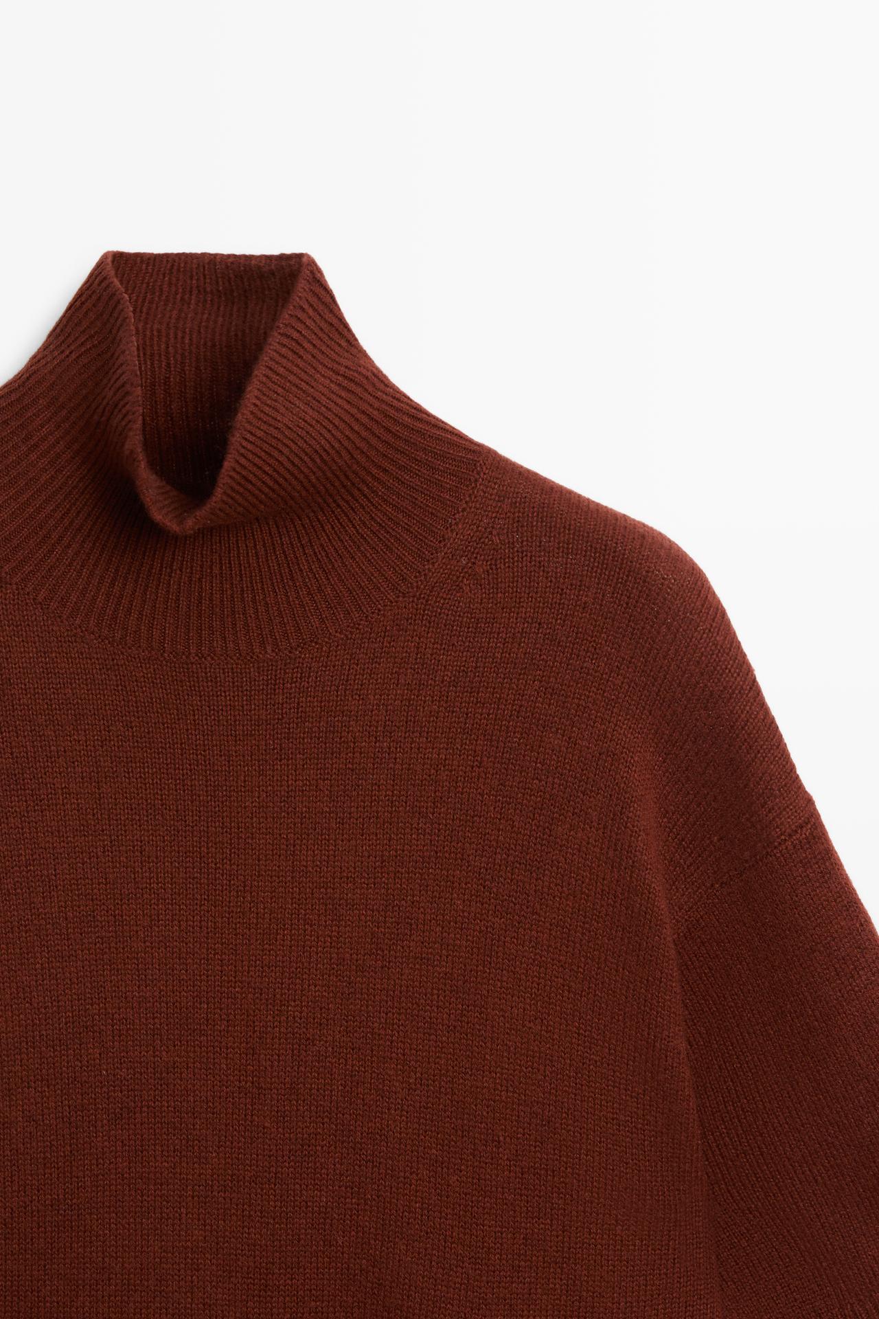 Wool knit sweater with mock turtleneck — BURGUNDY