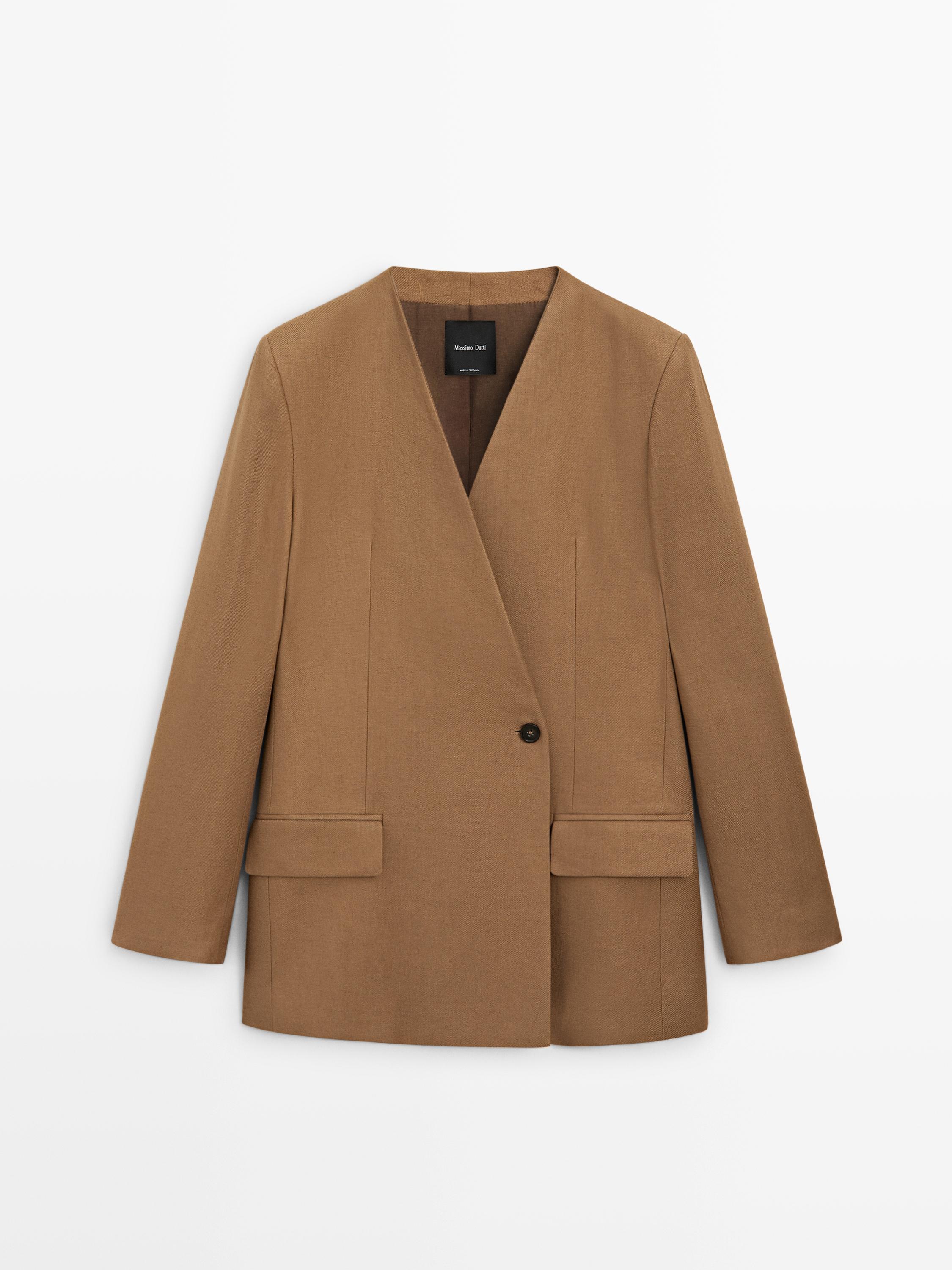 Vista frontal de americana cruzada camel sin solapa, con un botón y bolsillos delanteros con solapa.