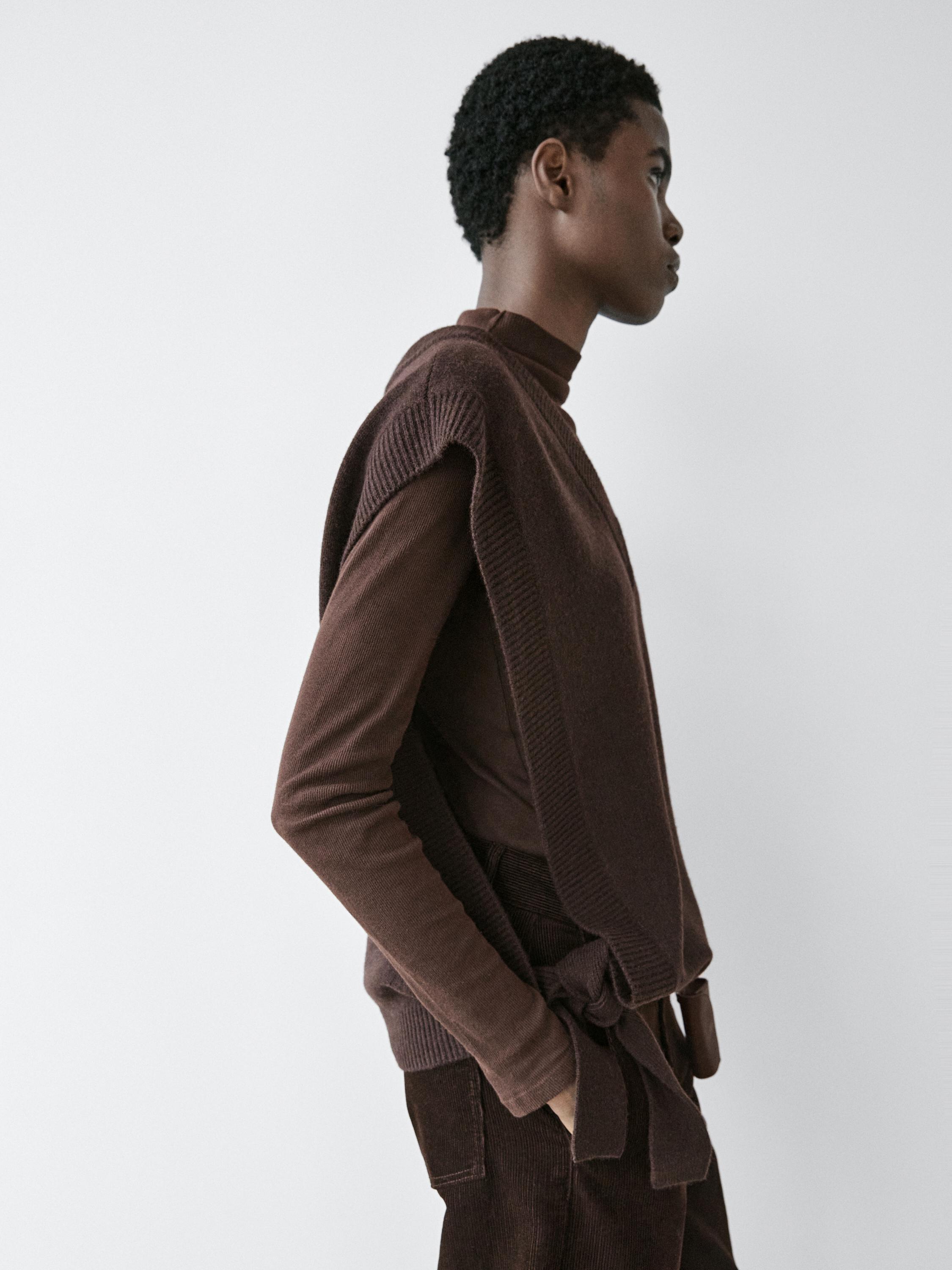 V-neck bib with tie details — BROWN