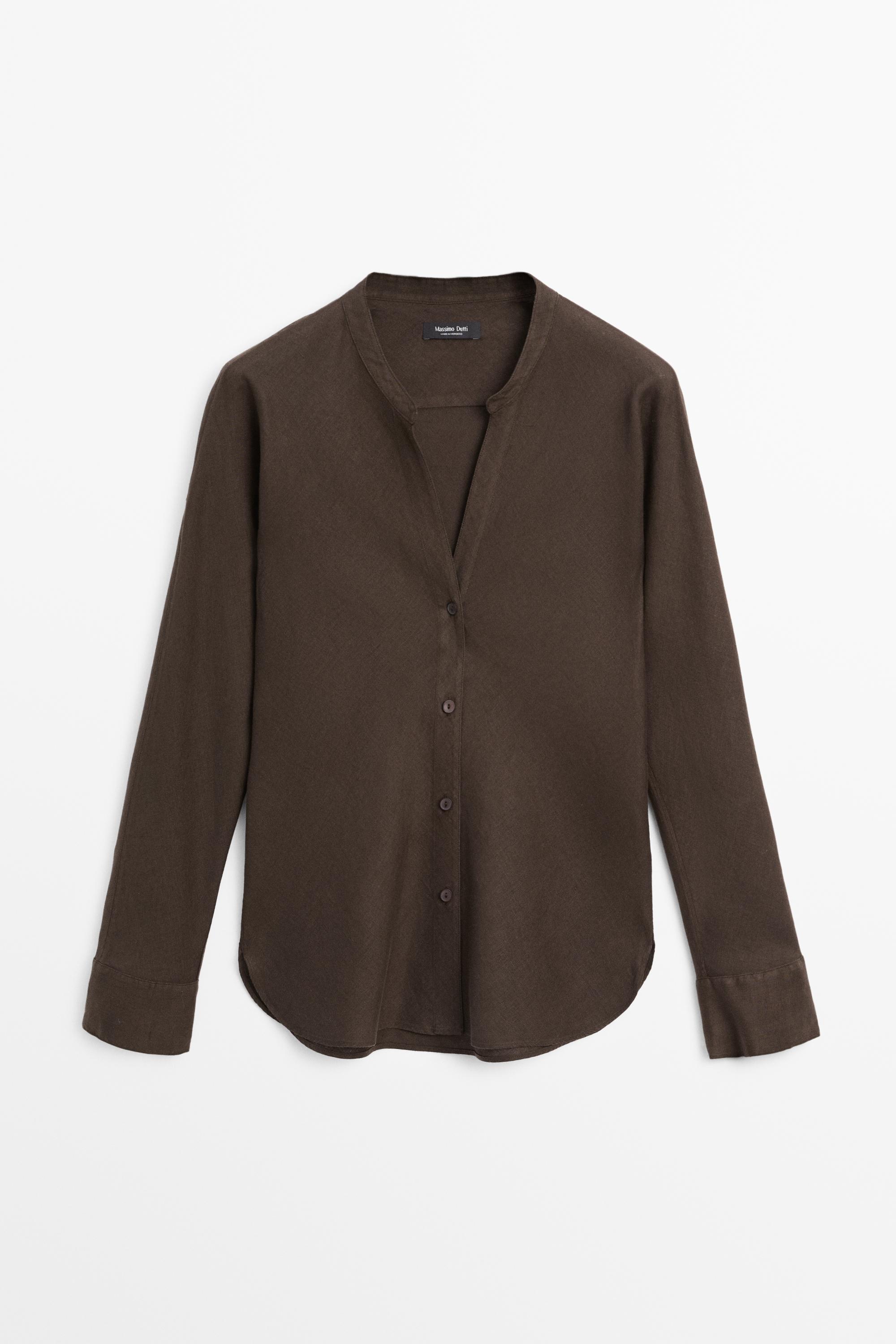 Vista frontal de camisa marrón con cuello mao, botonadura central y mangas largas.