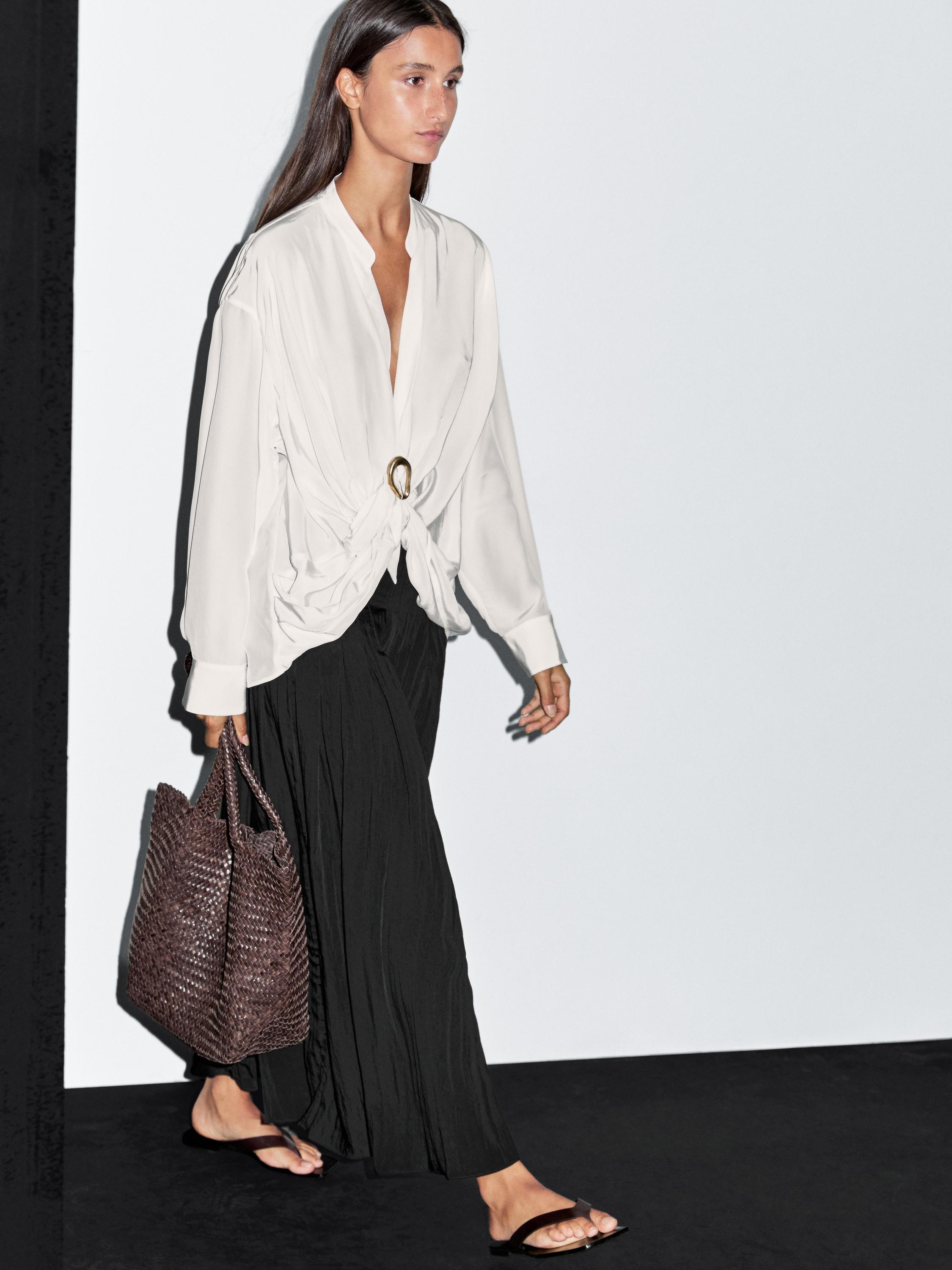 Blouse décolleté nœud avec broche