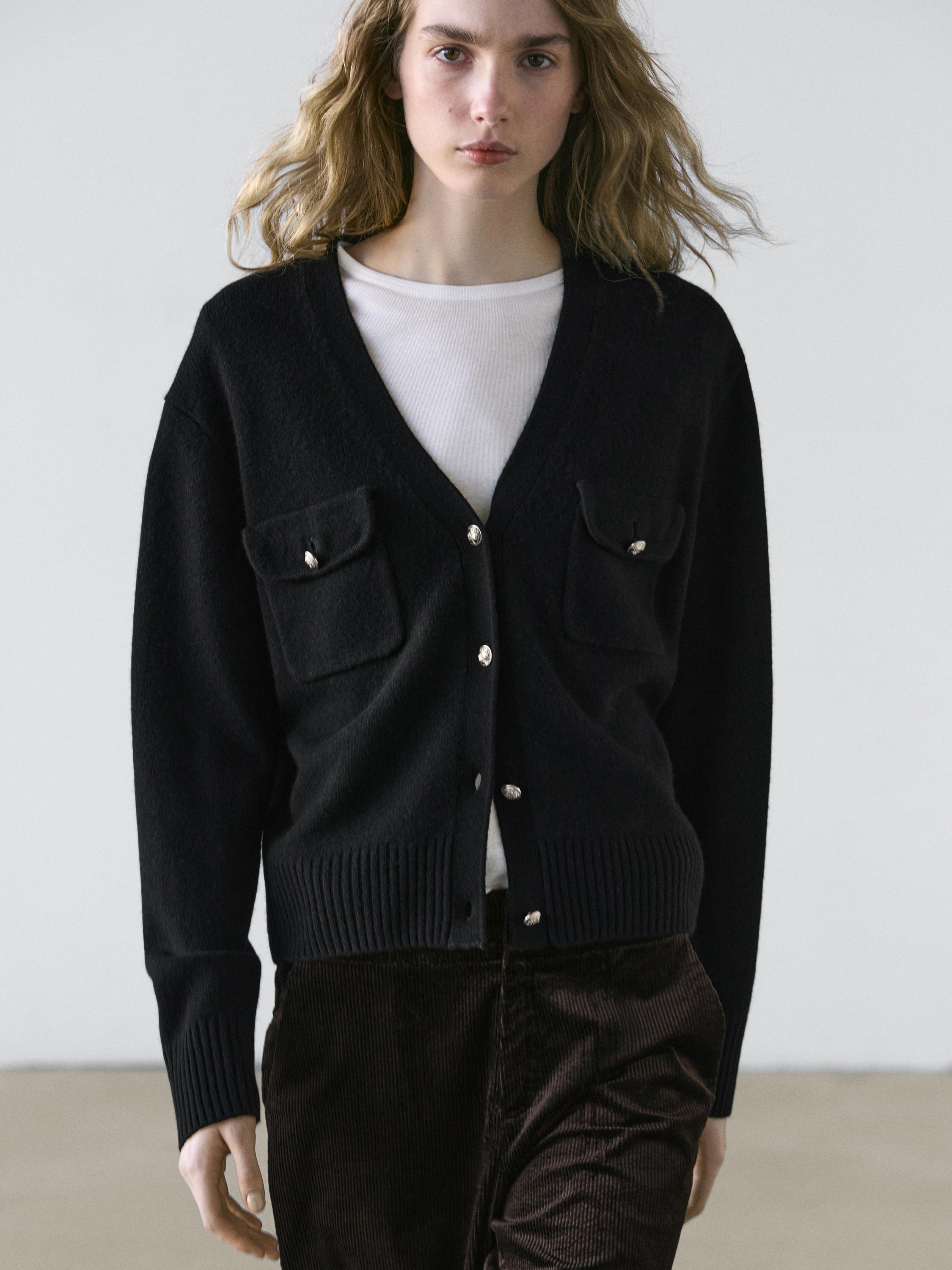 Strikket cardigan med v-hals og gullknapper