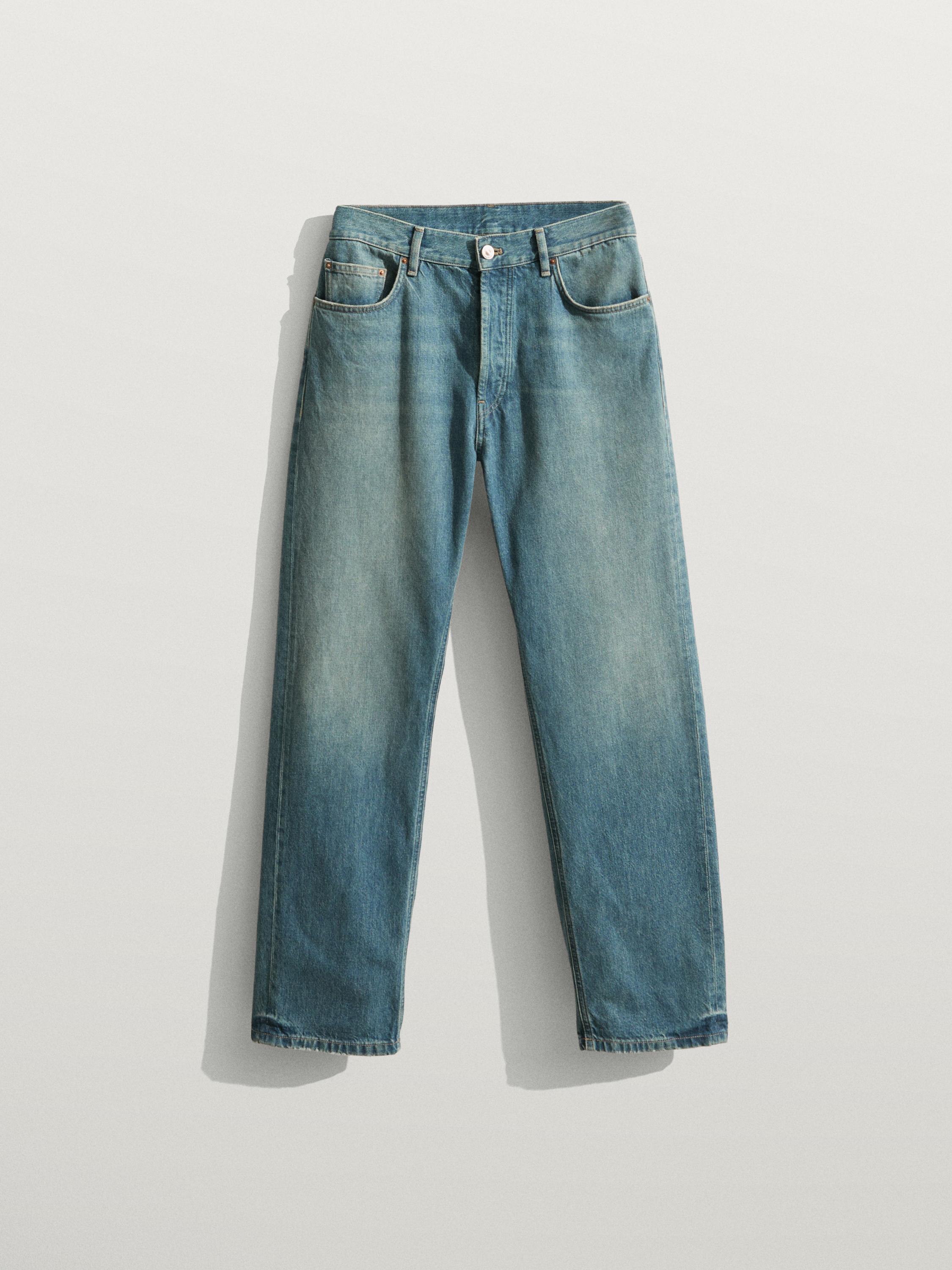 Vorderansicht von geradlinigen Indigo-Jeans mit Vorder- und Gesäßtaschen, Knopf- und Reißverschluss.